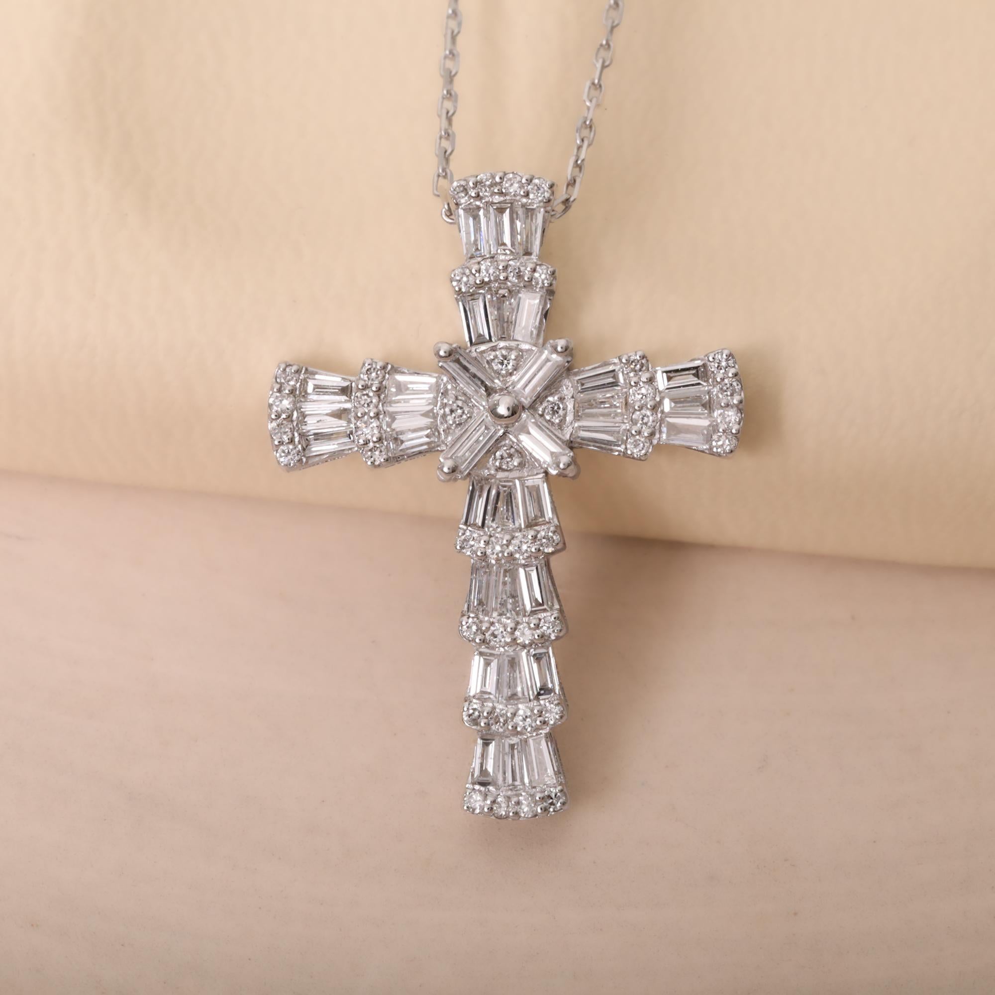 Collier cocktail croix en or massif avec diamants baguettes en vente 1