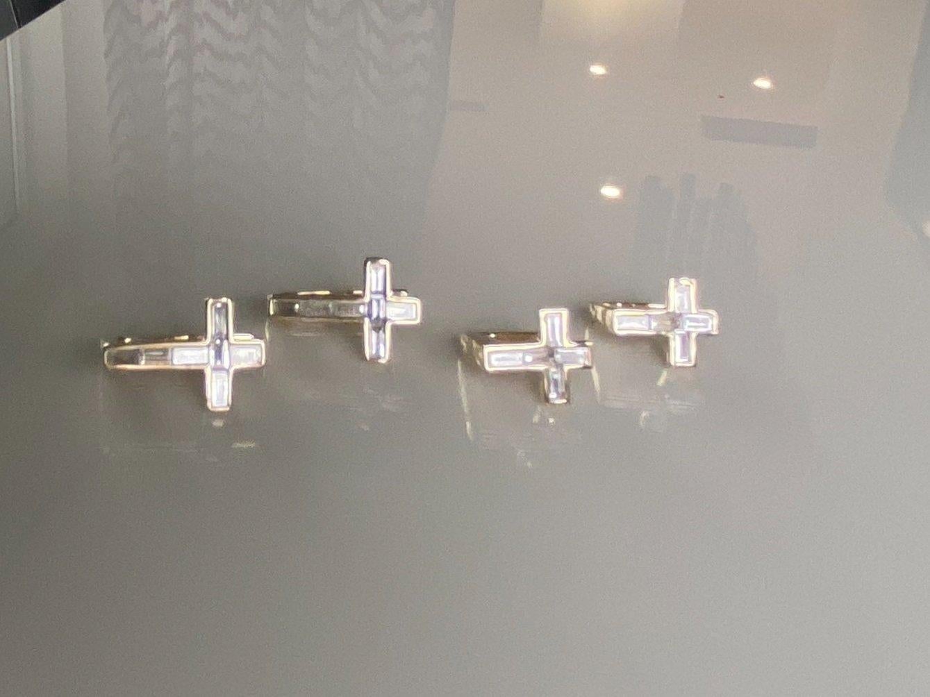 Großer Baguette-Diamant-Kreuz-Anhänger (Baguetteschliff) im Angebot