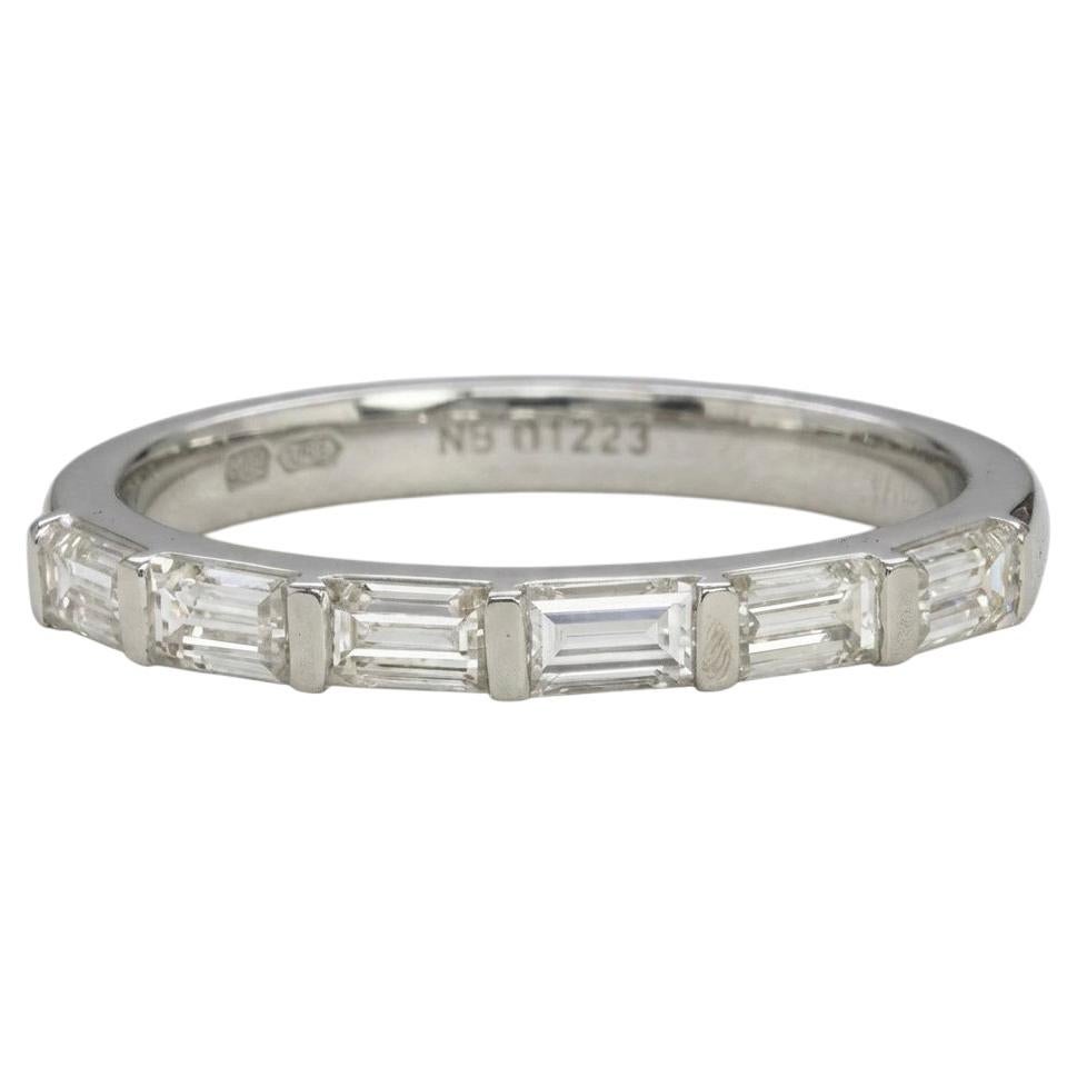 Alliance « Baguette Diamond » de style Est-Ouest en or blanc 14 carats en vente