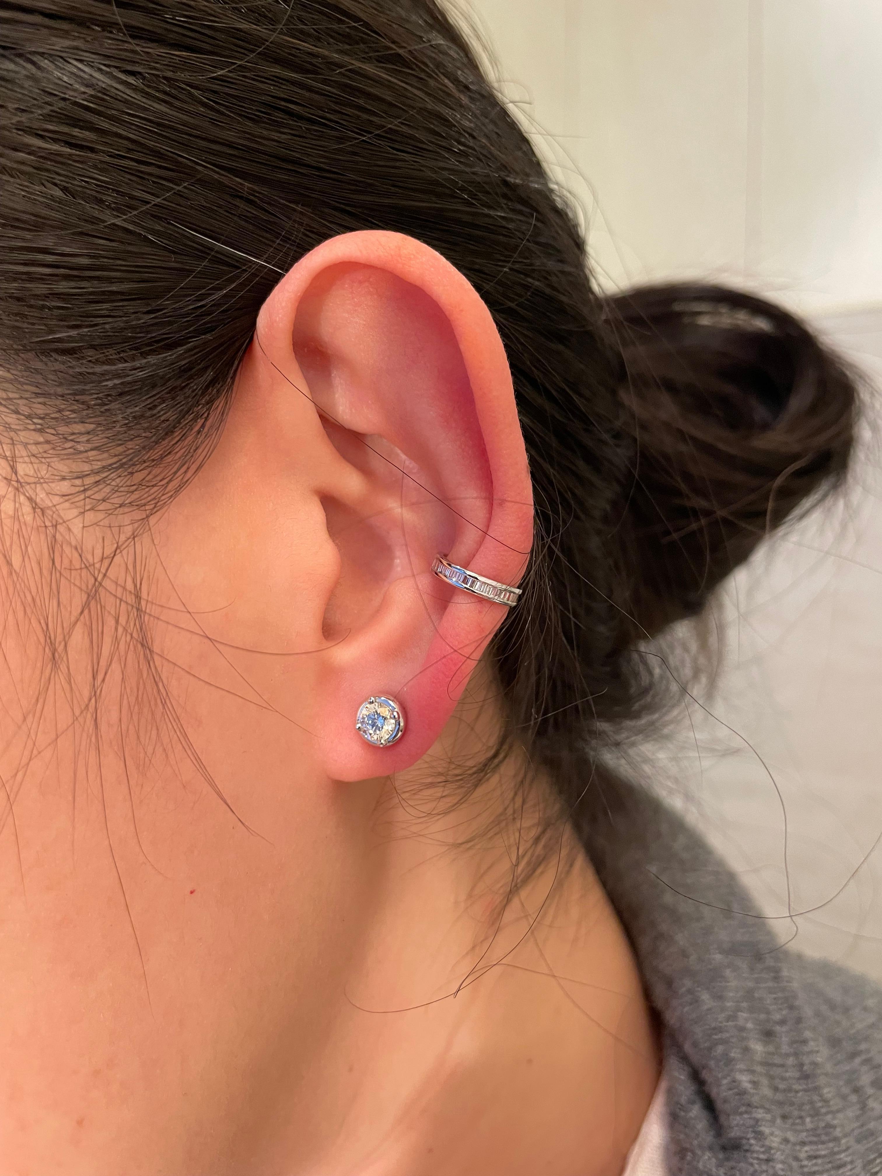 Orecchino Eternity con diamante Baguette in oro bianco 18 carati in vendita 2