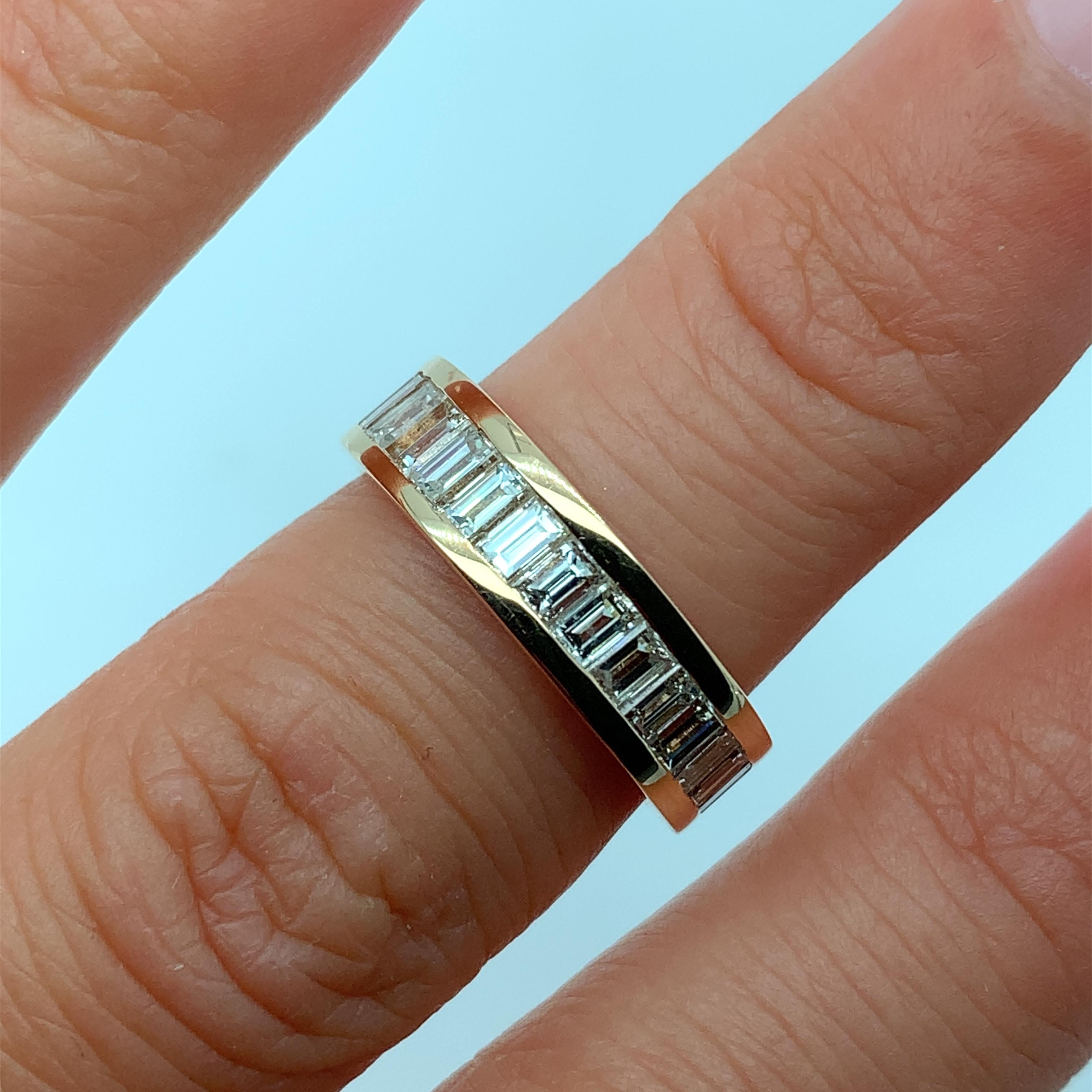 Anello di fidanzamento a eternità completa con diamante Baguette da 4,50 carati in oro rosa ponk 18k.

Splendido anello di fidanzamento a eternità con diamante smeraldo baguette.
Misura dell'anello tra H1/2-I.
Peso totale dei diamanti 4,50ct.
F