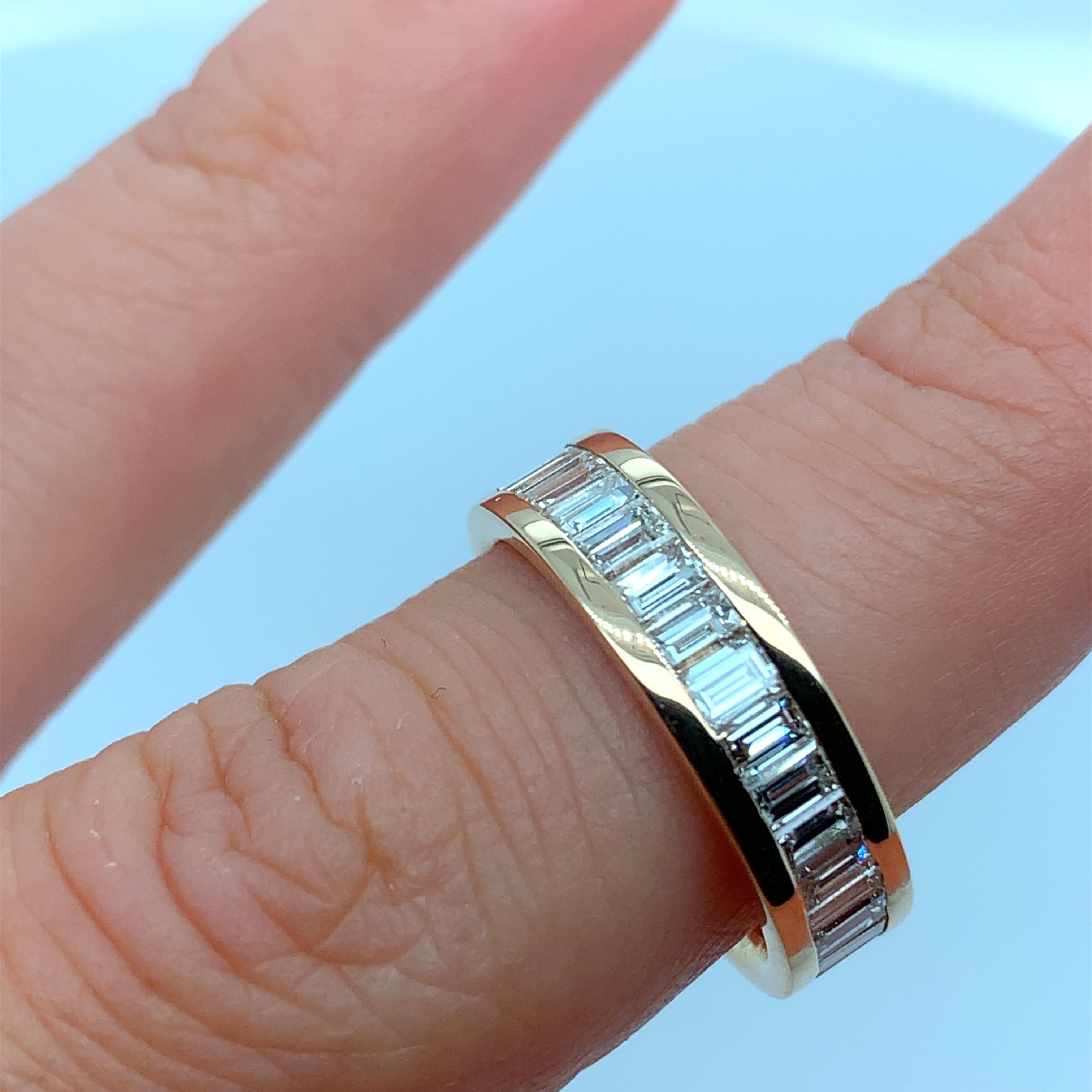 Moderno Anello di fidanzamento a eternità con diamante baguette in oro rosa 18k in vendita