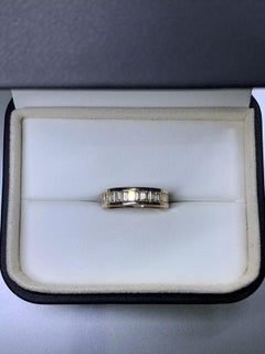 Anillo de compromiso de eternidad completa con diamante baguette en oro rosa de 18 quilates.