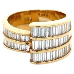 Bague fantaisie vintage biaise en or avec diamants baguettes