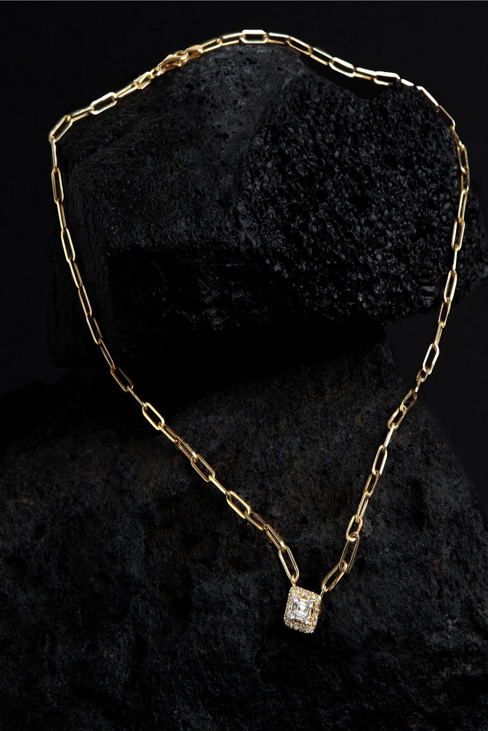 Elevate your elegance with this stunning Paperclip Cushion Cut Diamond 14K Gold Pendant Chain Necklace, crafted to add a timeless sparkle to any look. Featuring a brilliant combination of natural round and baguette diamonds, this 14k yellow gold