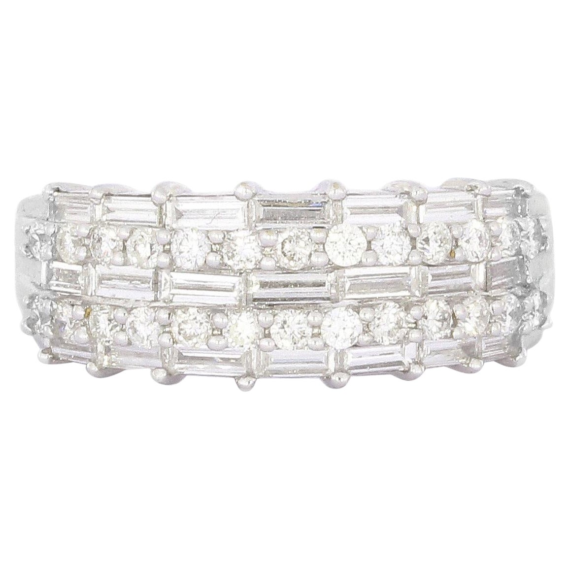 Media alianza de diamantes baguette en oro blanco