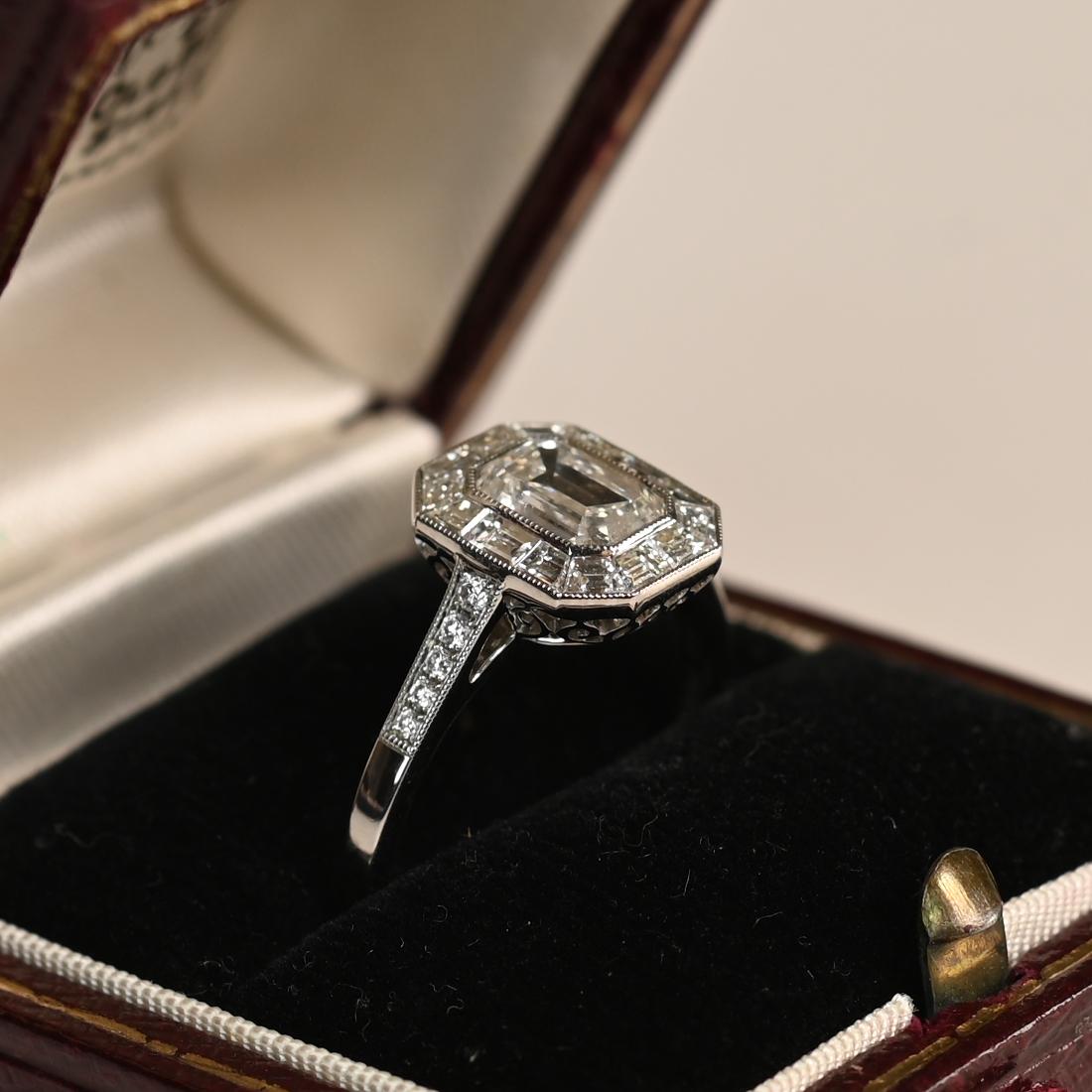 Dieser exquisite Verlobungsring präsentiert einen atemberaubenden Diamanten im Smaragdschliff, GIA-zertifiziert mit ca. 1 Karat und einem Farbgrad von I und einer Reinheit von VS2. Die eleganten, stufenförmig geschliffenen Facetten des