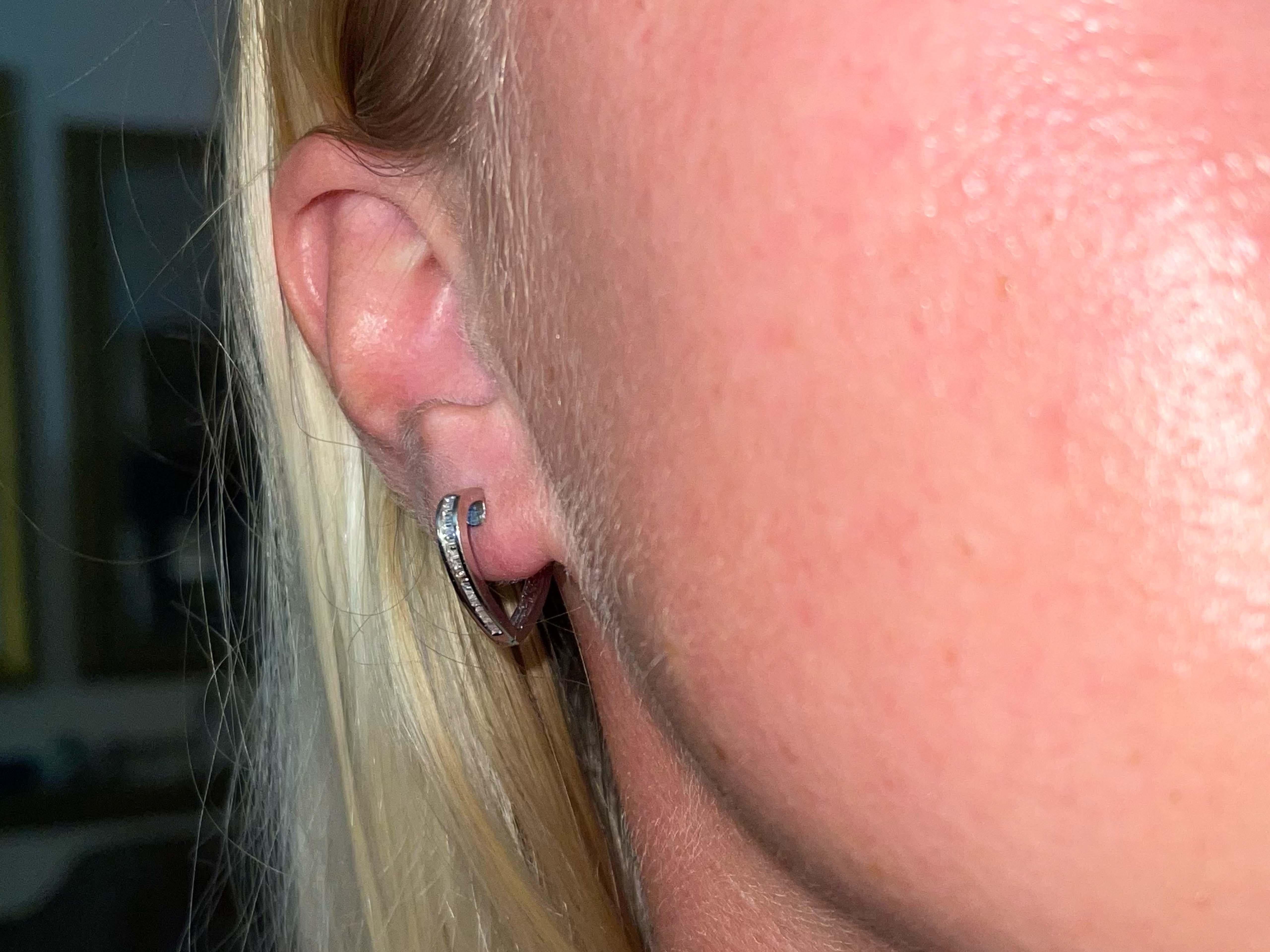 Boucles d'oreilles Spécifications :

Métal : Or blanc 18K

Poids total : 3,1 grammes

Diamètre de la boucle d'oreille : 0,60