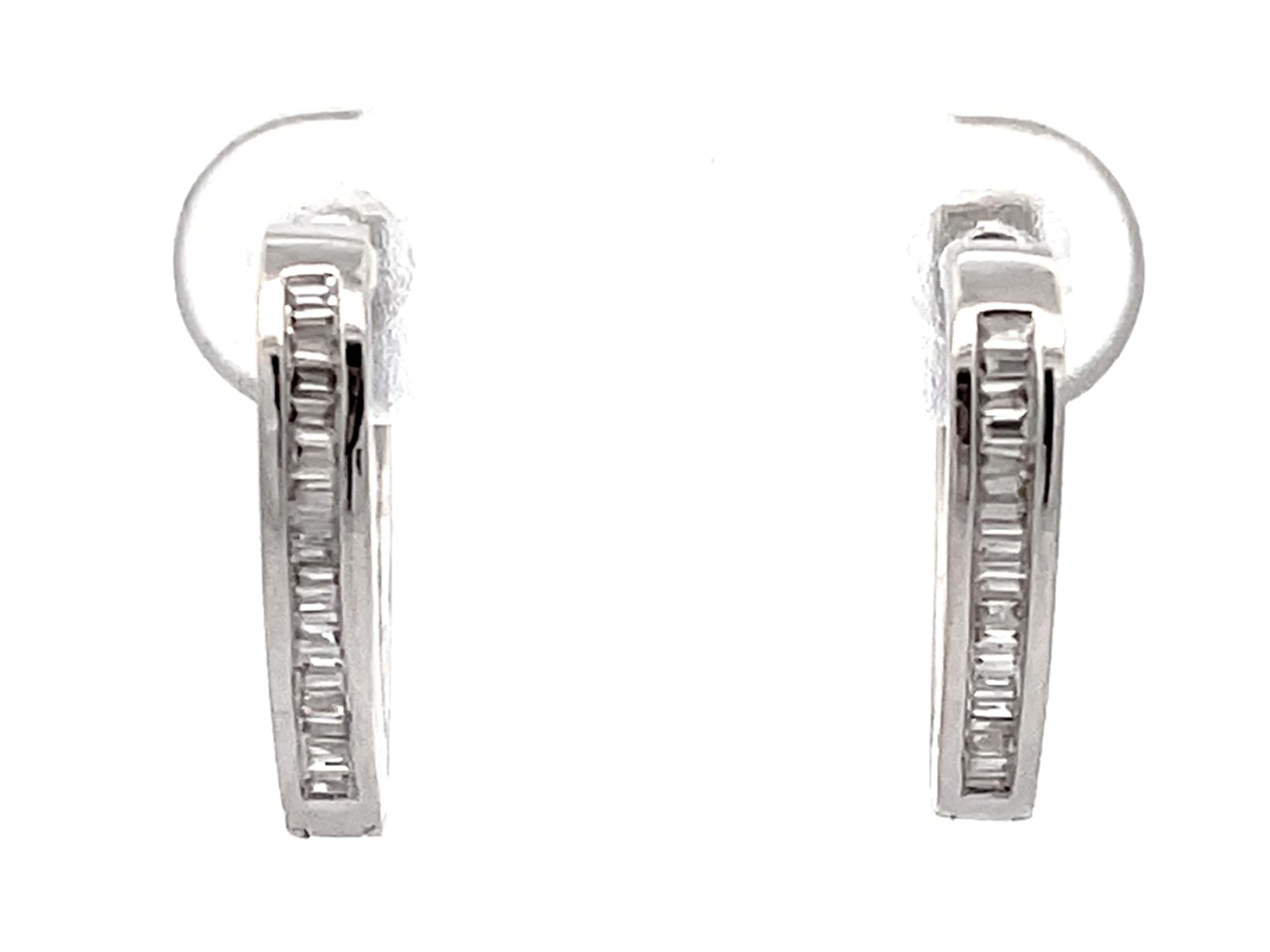 Moderne Boucles d'oreilles cœur en or blanc massif 18 carats avec diamants baguettes en vente