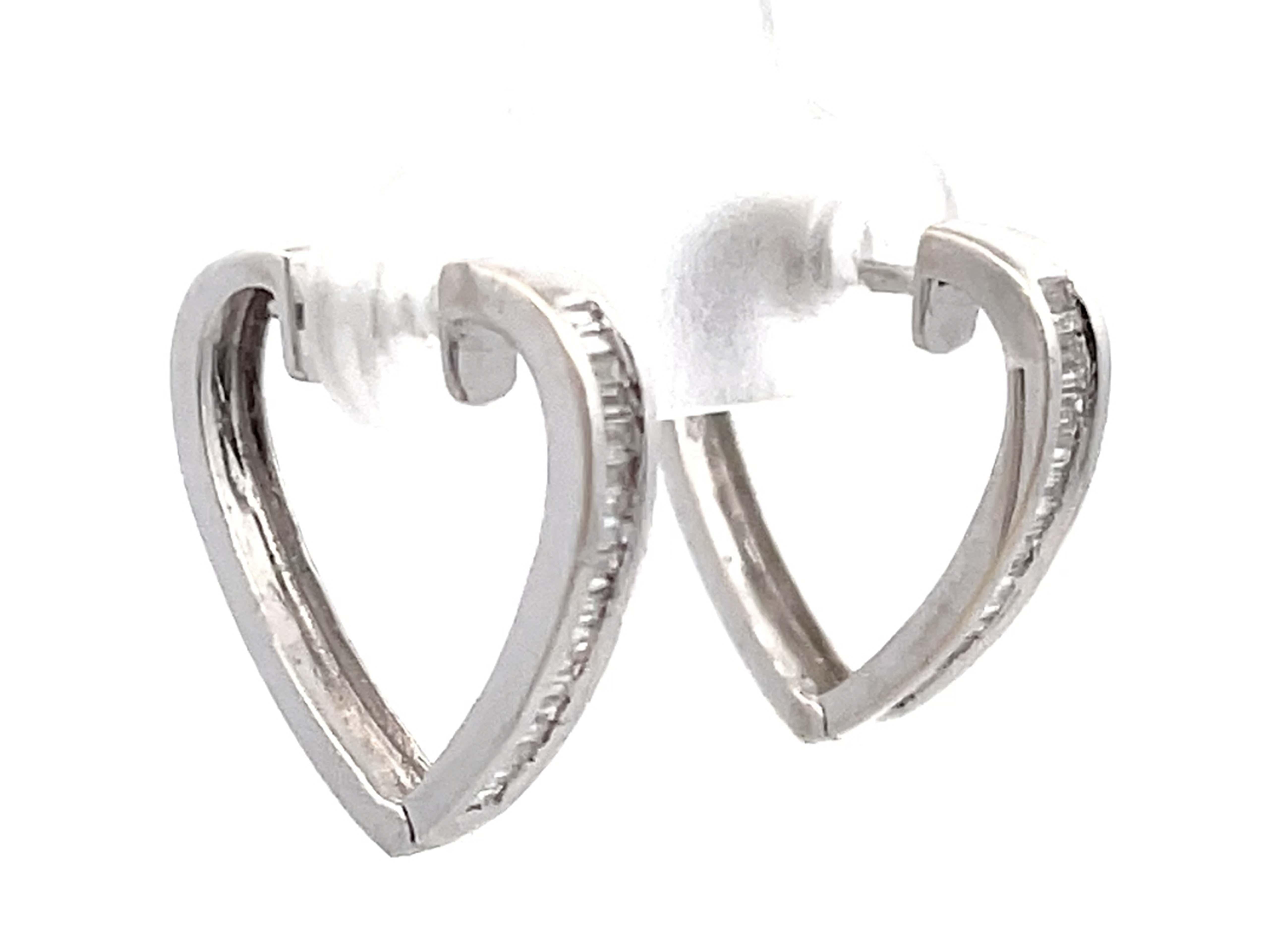 Taille brillant Boucles d'oreilles cœur en or blanc massif 18 carats avec diamants baguettes en vente