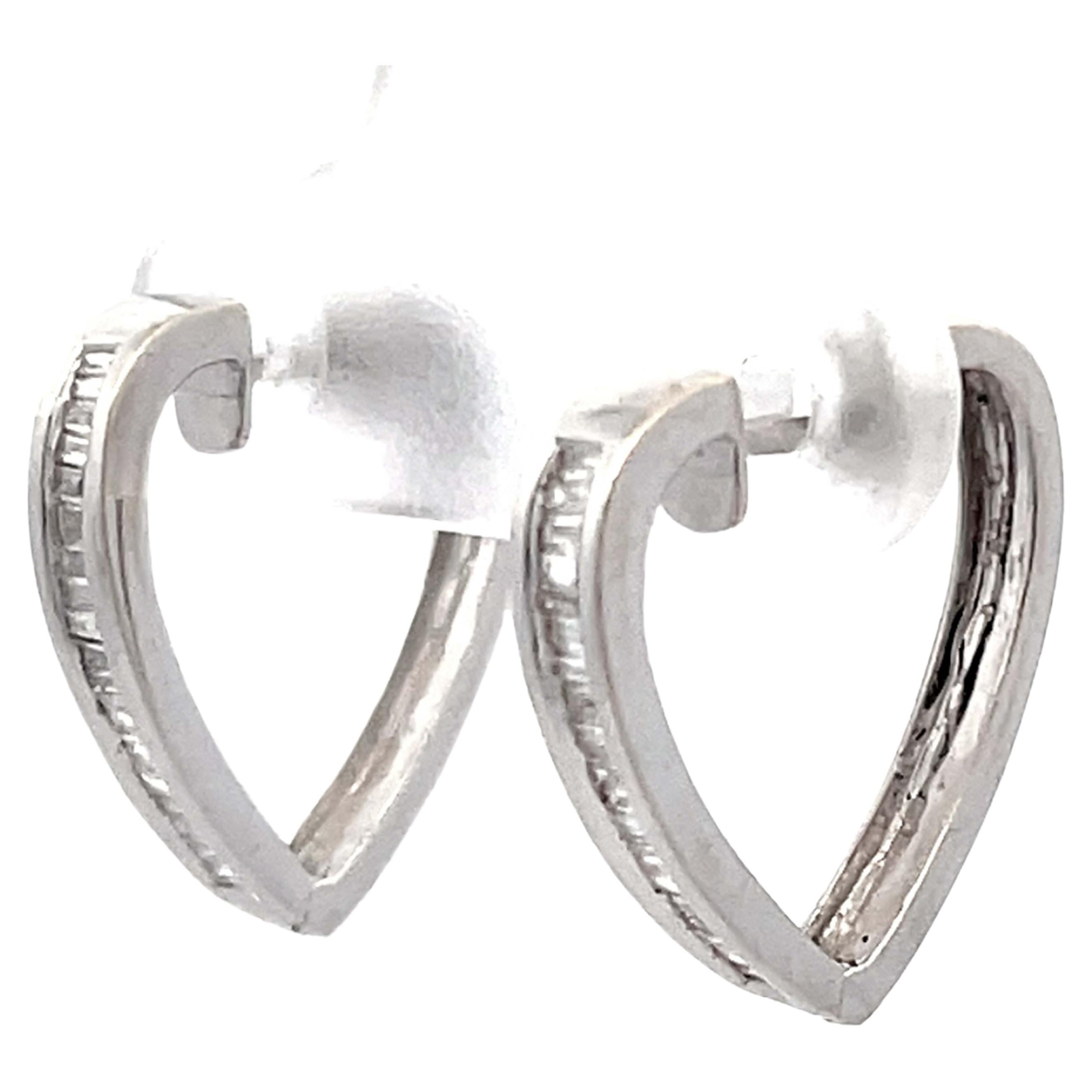 Boucles d'oreilles cœur en or blanc massif 18 carats avec diamants baguettes en vente