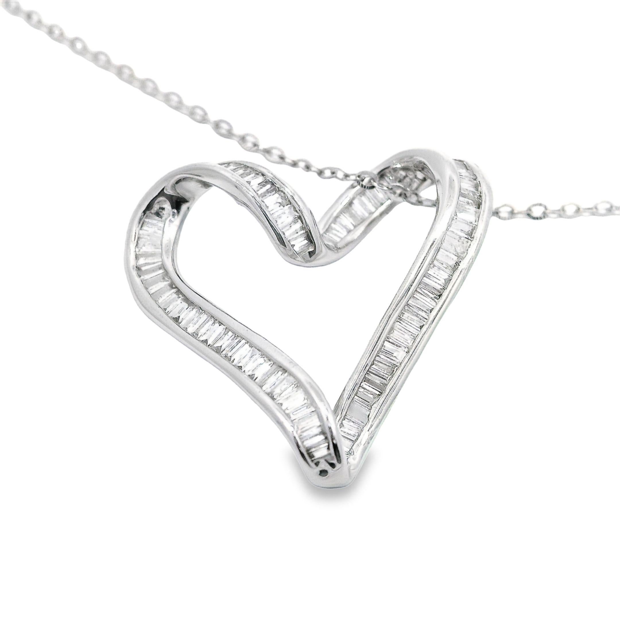 Esprimi il tuo affetto con la collana con ciondolo a forma di cuore con diamante. Questo squisito pezzo abbaglia con una serie di diamanti baguette del peso di 0,48 carati, accentuati da una delicata montatura in oro bianco a 18 carati. Il ciondolo