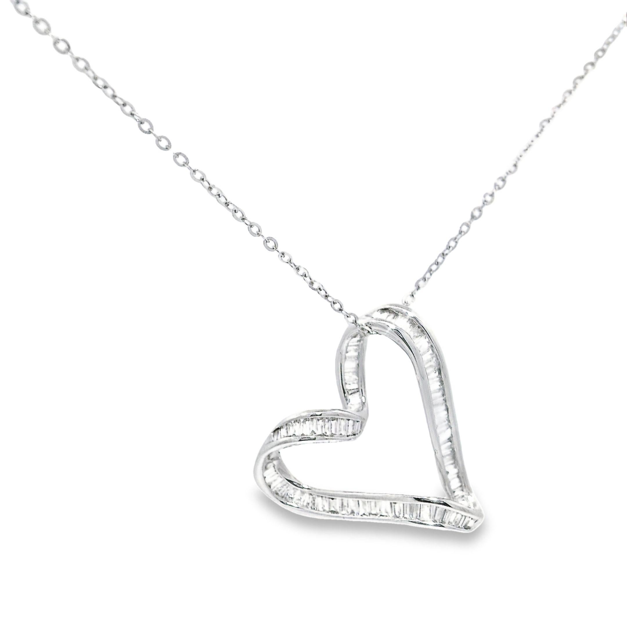 Contemporaneo Ciondolo a forma di cuore con diamante baguette e catena in oro bianco 18 carati in vendita