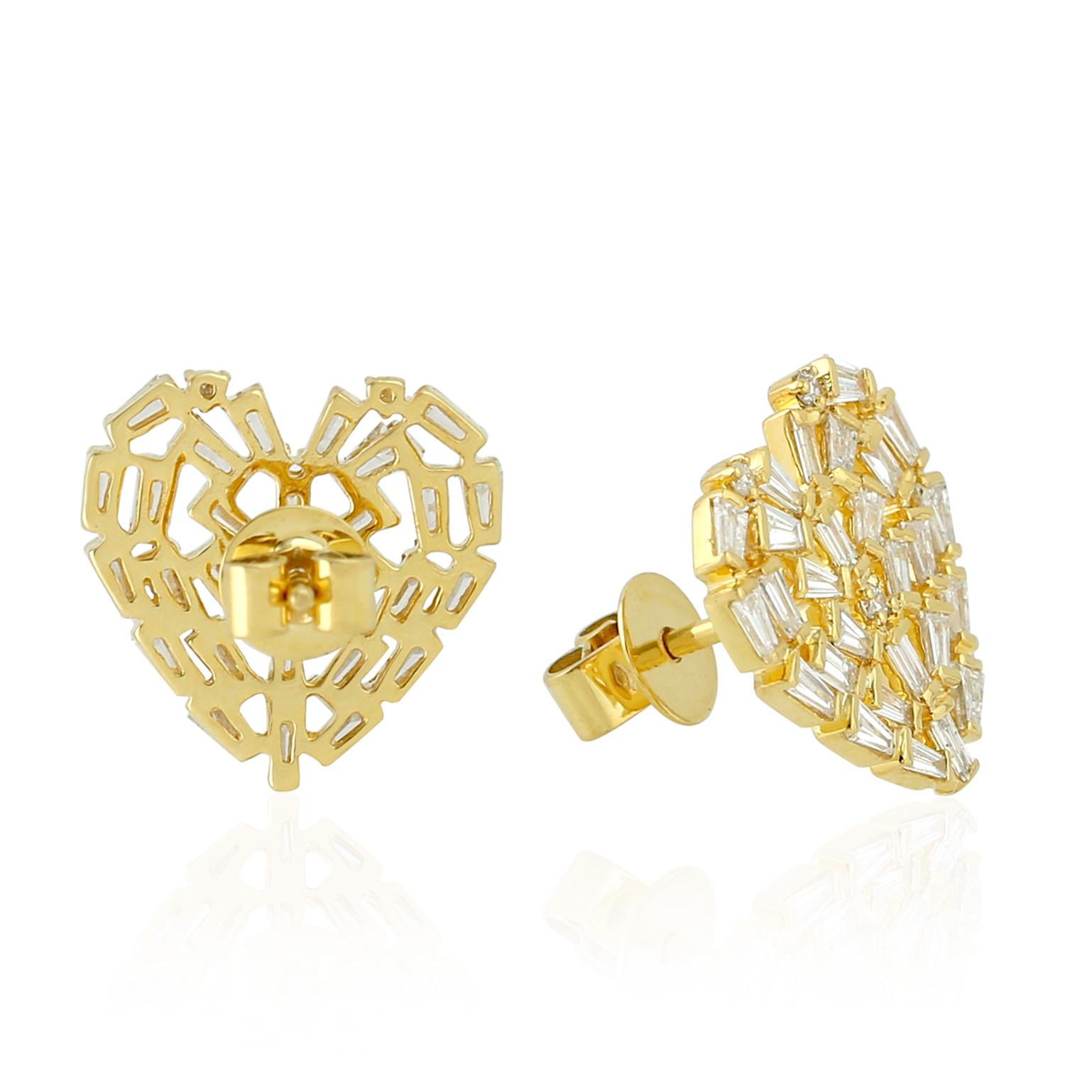 Artisan Clous d'oreilles en forme de cœur en or jaune 18 carats avec diamants baguettes en vente