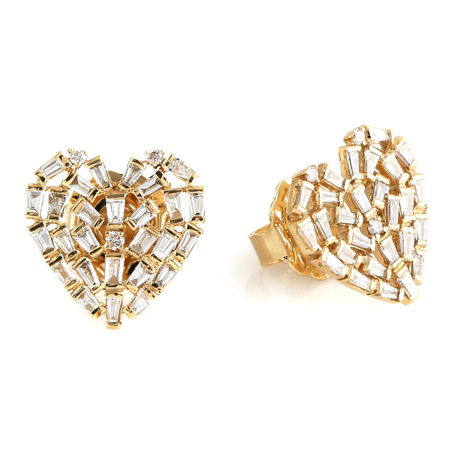 Taille mixte Clous d'oreilles en forme de cœur en or jaune 18 carats avec diamants baguettes en vente