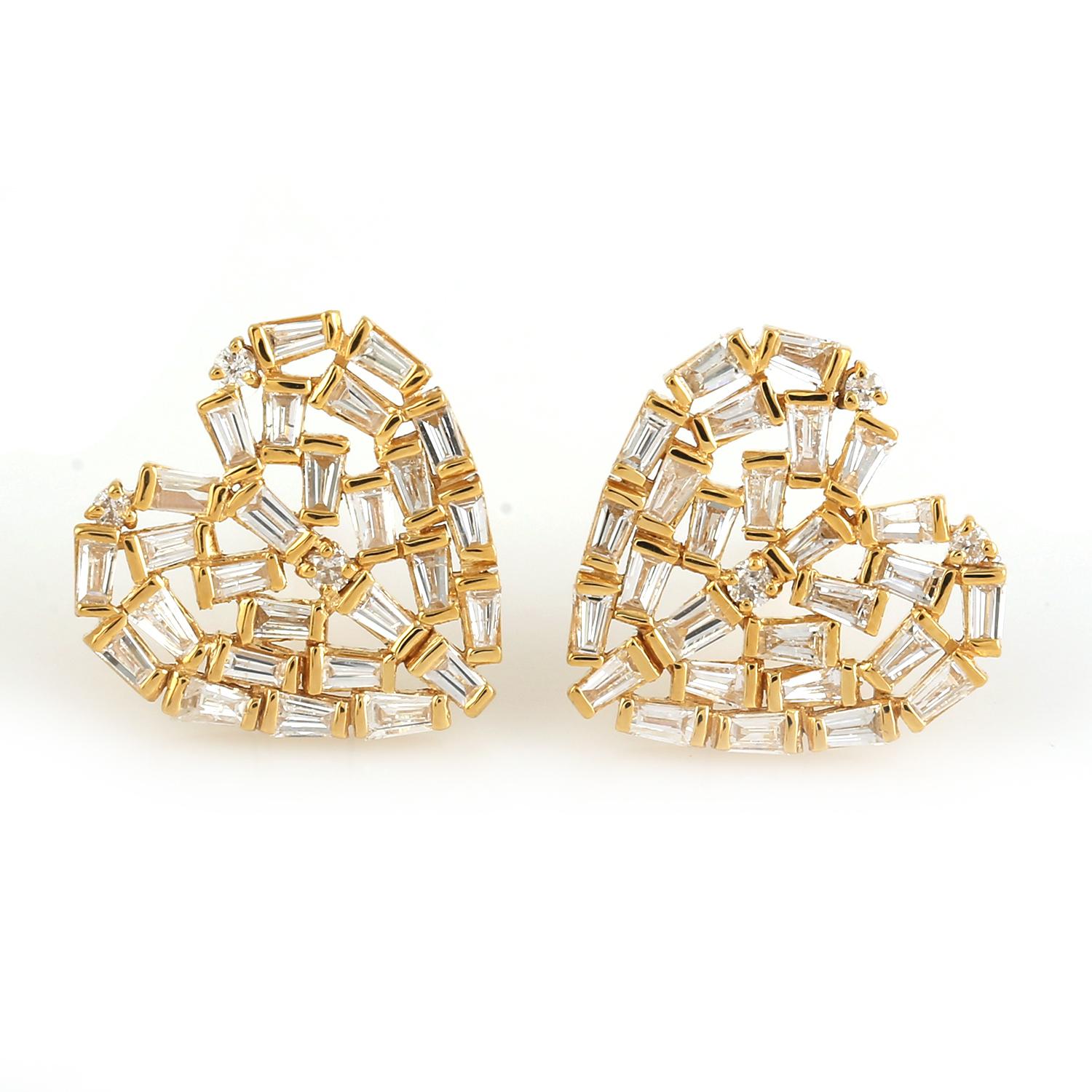 Clous d'oreilles en forme de cœur en or jaune 18 carats avec diamants baguettes Neuf - En vente à New York, NY
