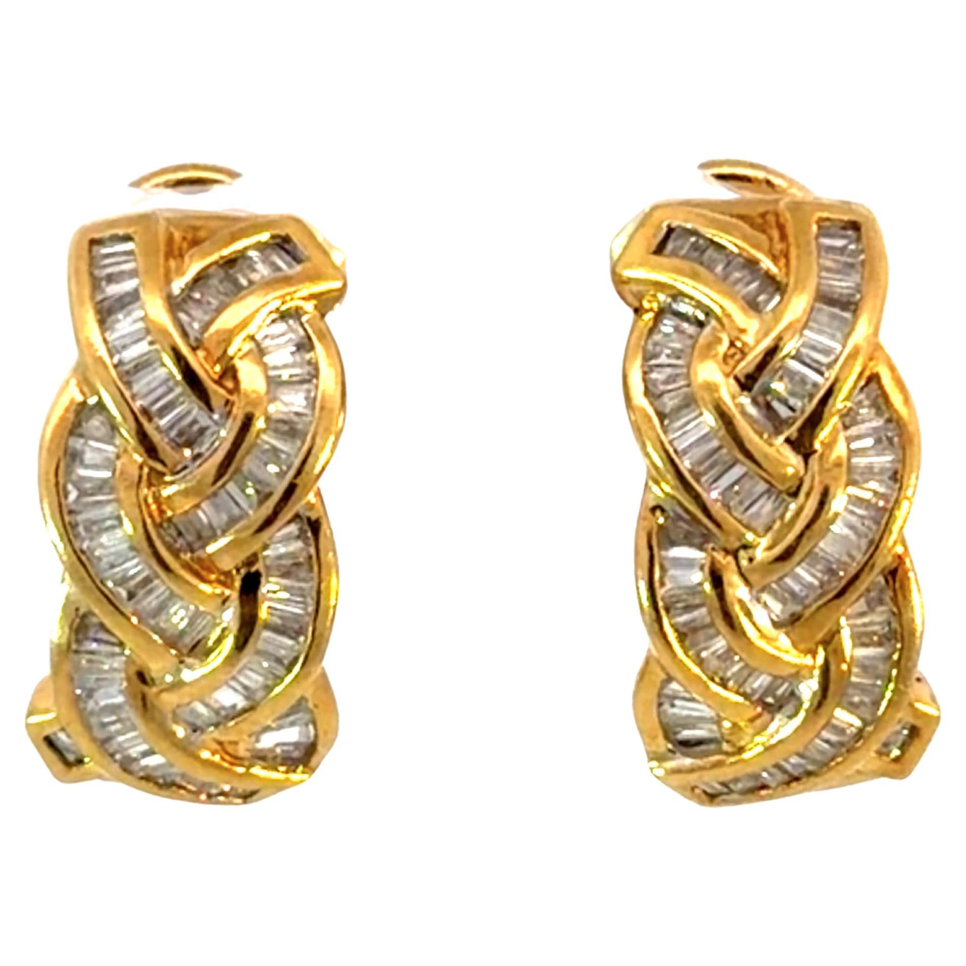 Orecchini con diamante Baguette Huggie Omega Back in oro giallo 18 carati in vendita