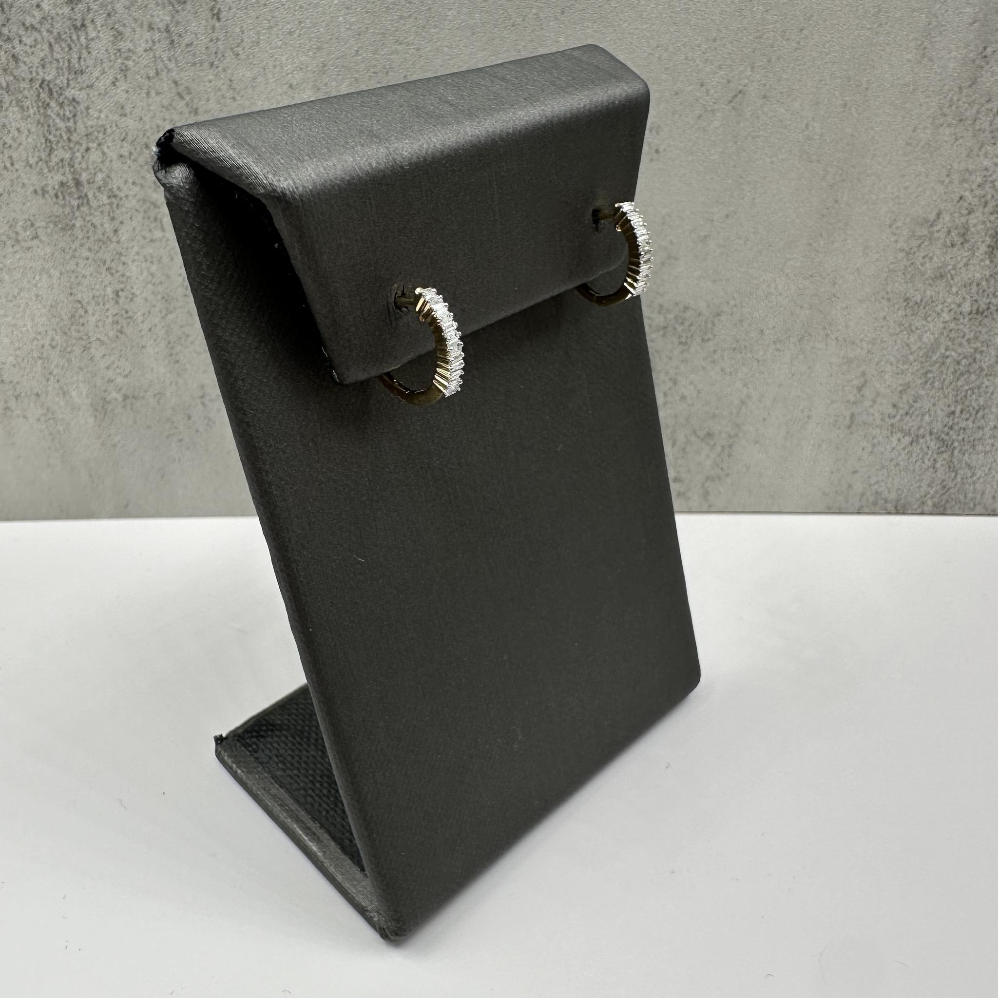 Ces élégants diamants baguettes en or jaune 14kt sont ornés de 0,18ctw de diamants naturels GH, I+I de taille baguette effilée pour un éclat raffiné. D'un diamètre extérieur de 13,2 mm, elles sont parfaites pour être portées tous les jours ou