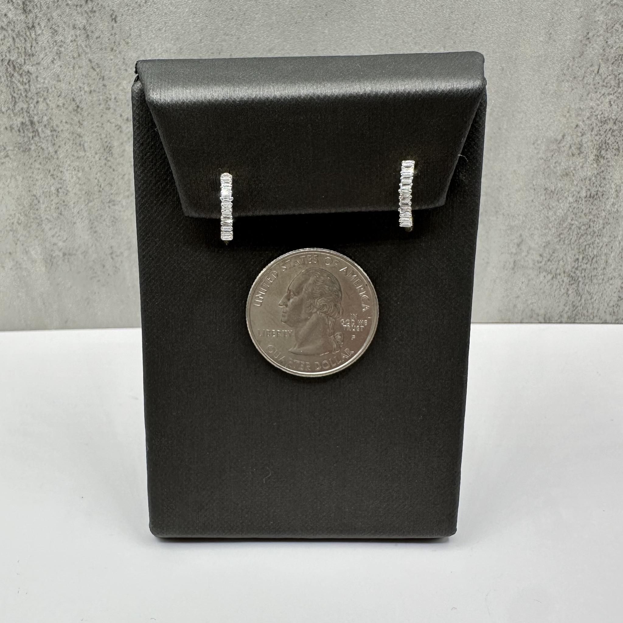 Baguette Diamond Huggies en or jaune 14kt - 0.18ctw, 13.2mm, New Neuf - En vente à West Hempstead, NY