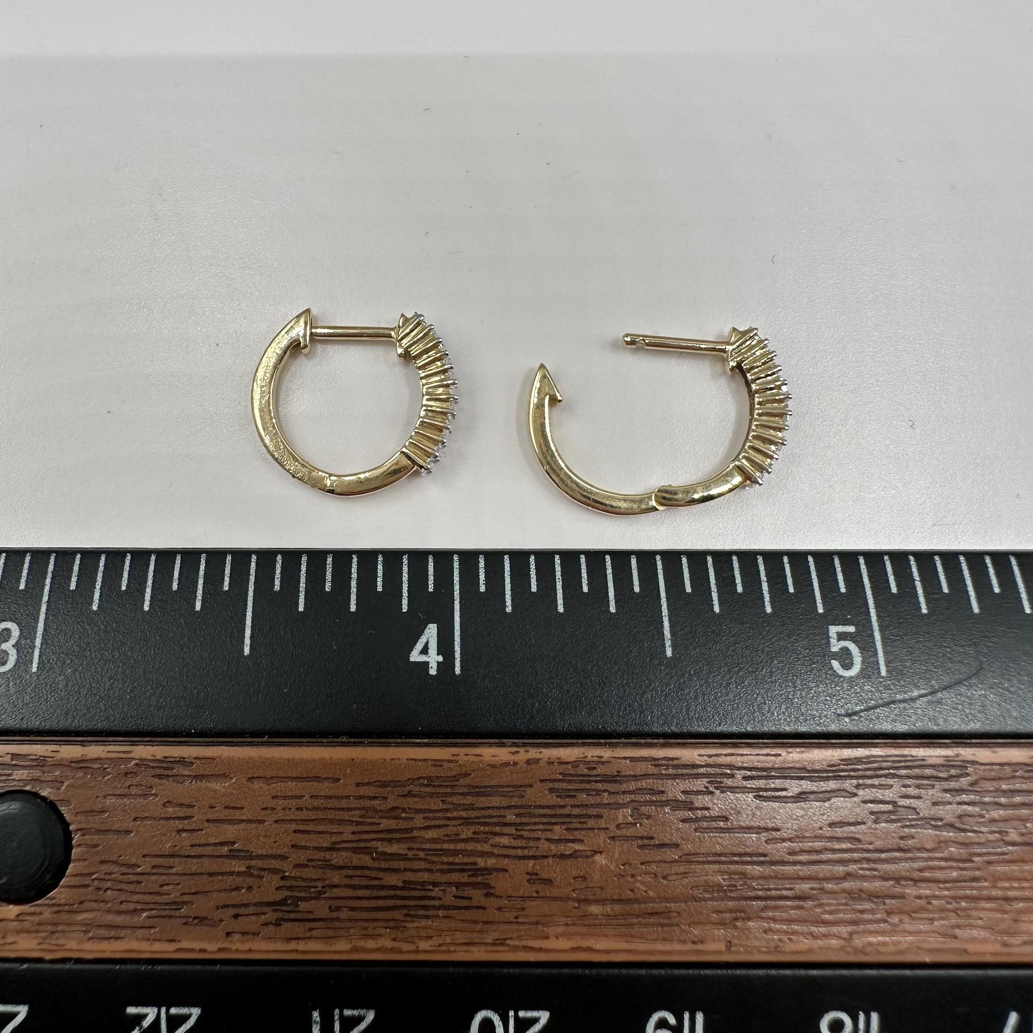 Baguette Diamond Huggies en or jaune 14kt - 0.18ctw, 13.2mm, New Unisexe en vente