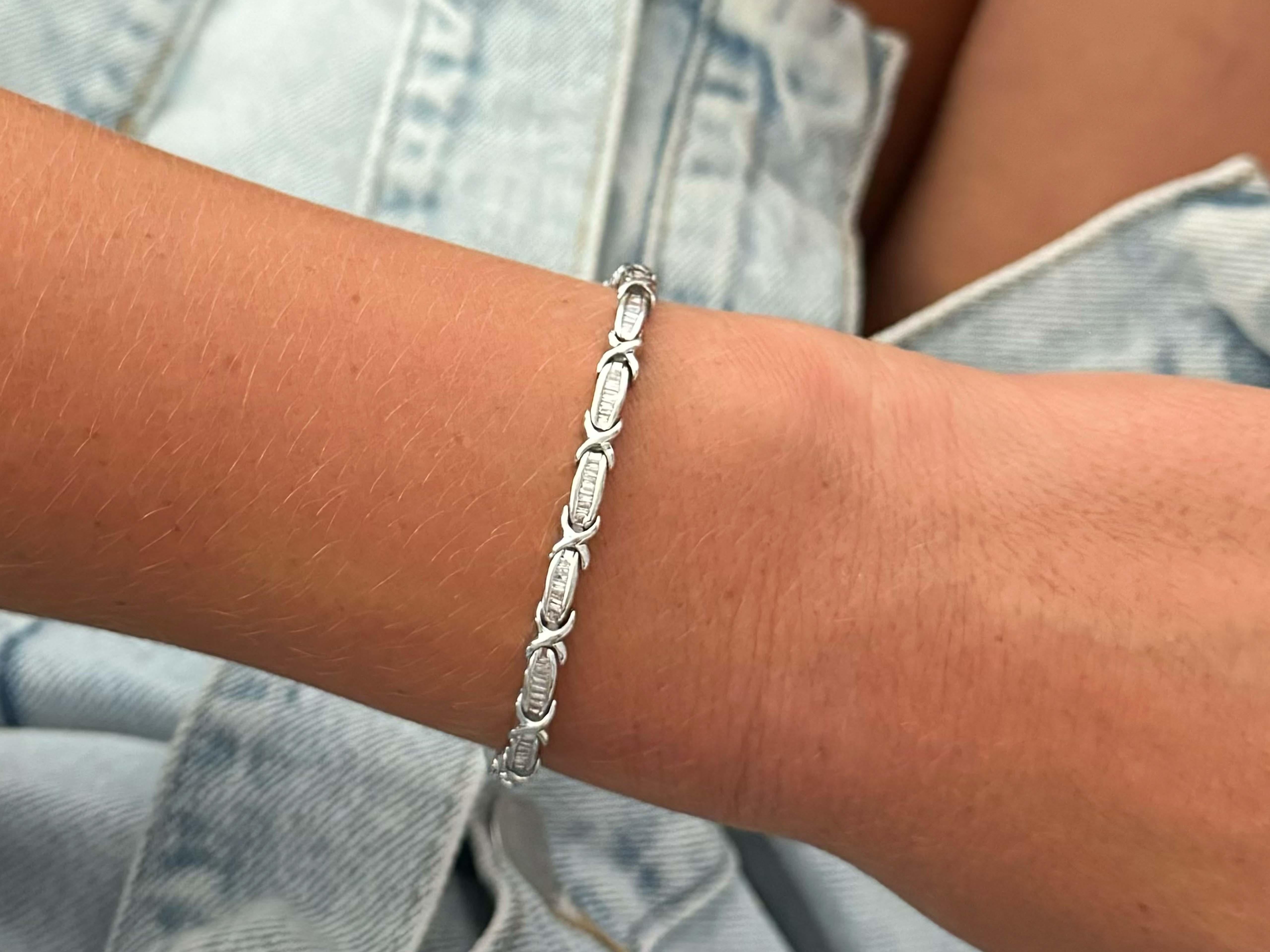 Bracelet Spécifications :

Métal : Or blanc 10k

Poids en carats du diamant : ~ 1,00 carats

Nombre de diamants : 119 baguettes

Couleur du diamant : H-I

Clarté du diamant : SI1-I1

Longueur du bracelet : ~7