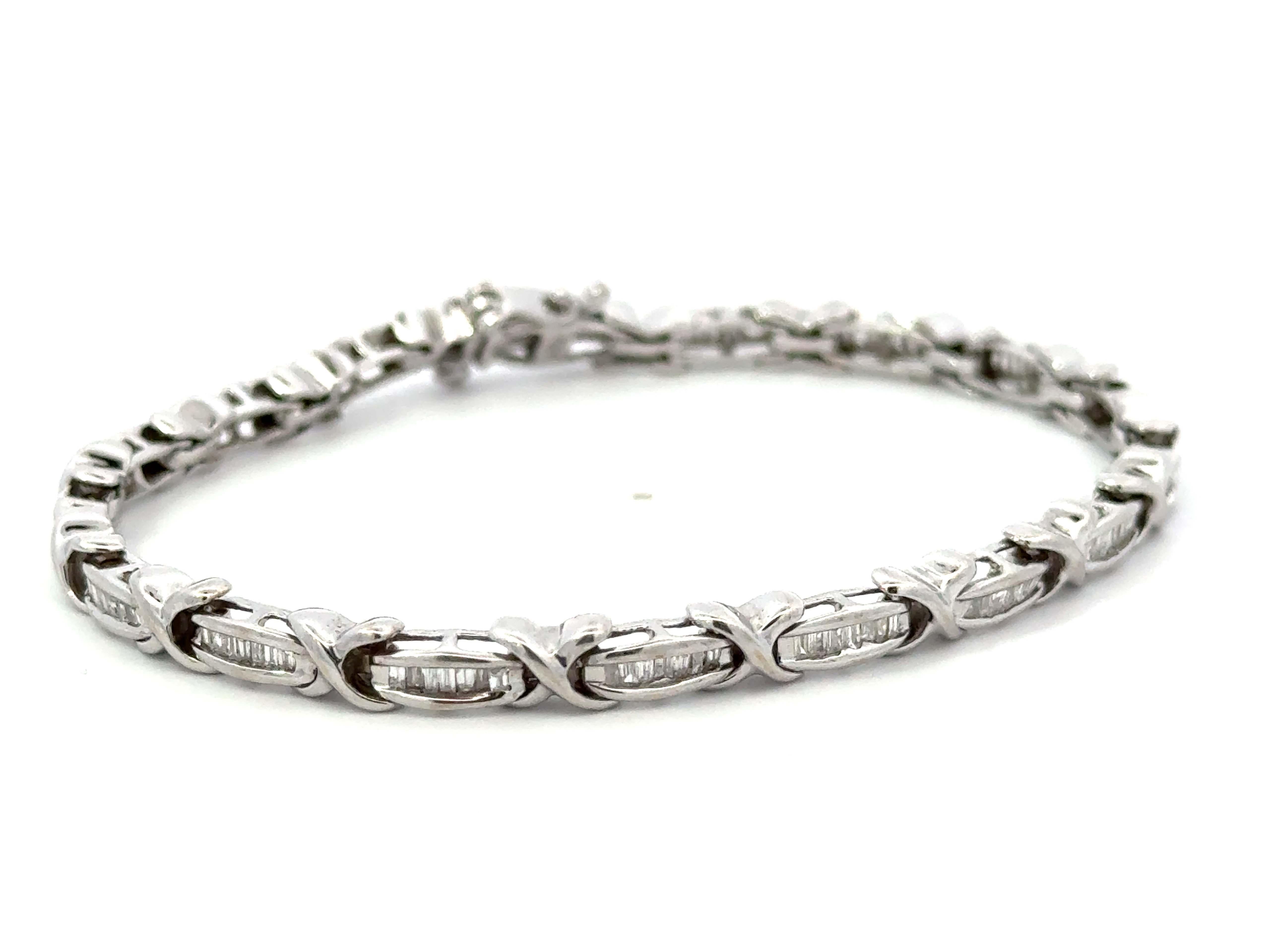 Moderne Bracelet à maillons en or blanc 10 carats avec diamants baguettes en vente