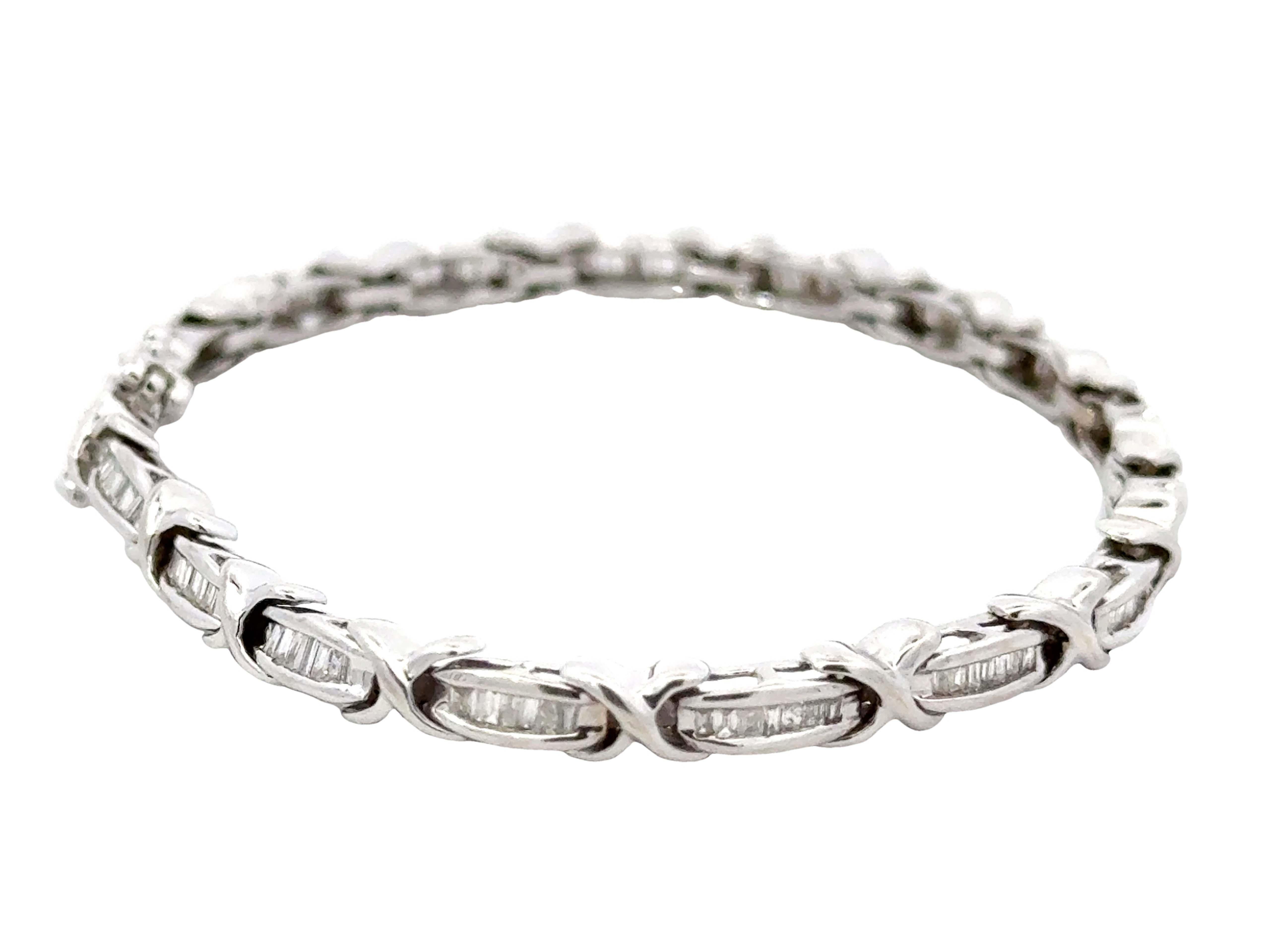 Taille baguette Bracelet à maillons en or blanc 10 carats avec diamants baguettes en vente