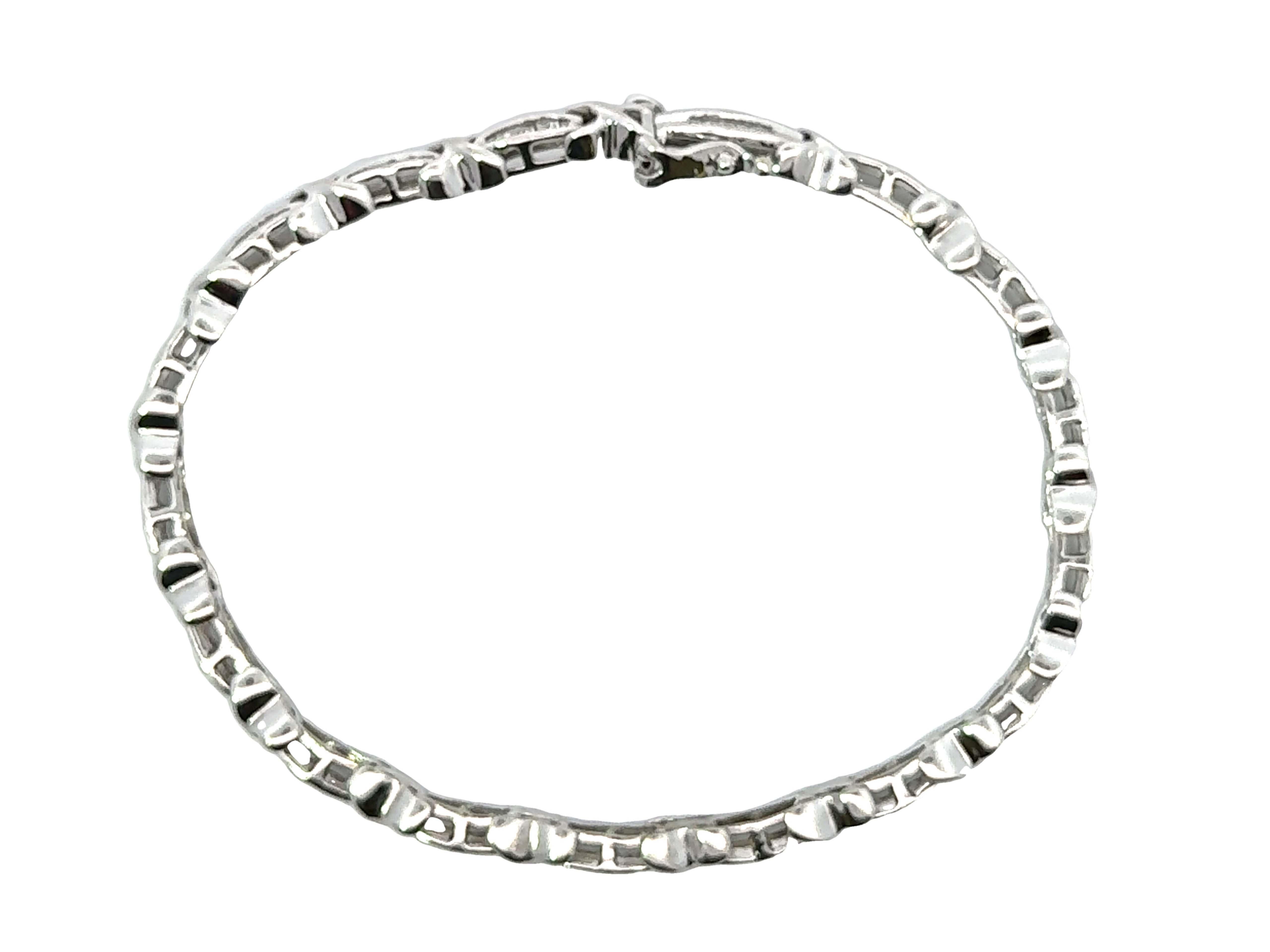 Bracelet à maillons en or blanc 10 carats avec diamants baguettes en vente 1