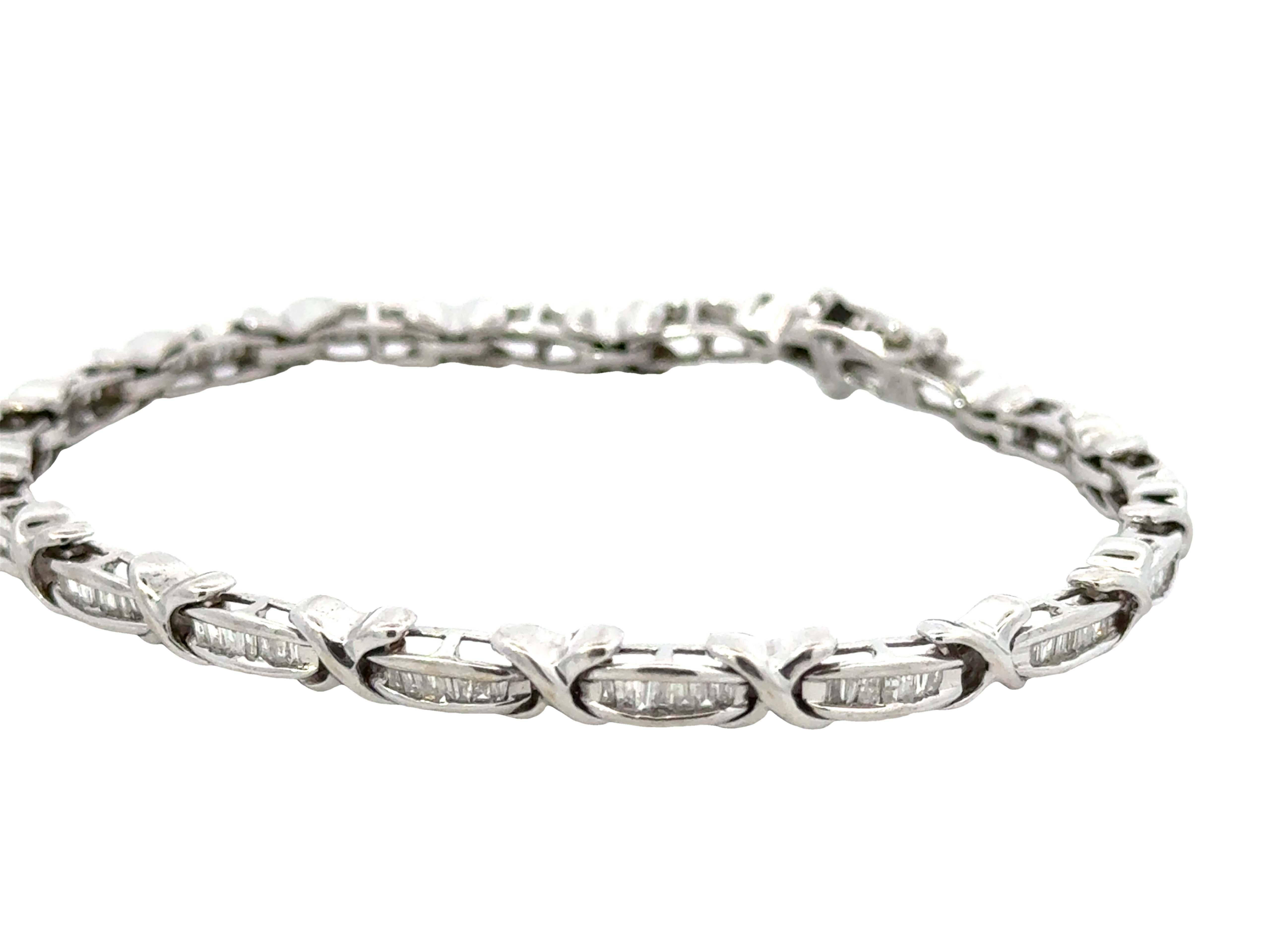 Bracelet à maillons en or blanc 10 carats avec diamants baguettes en vente 2