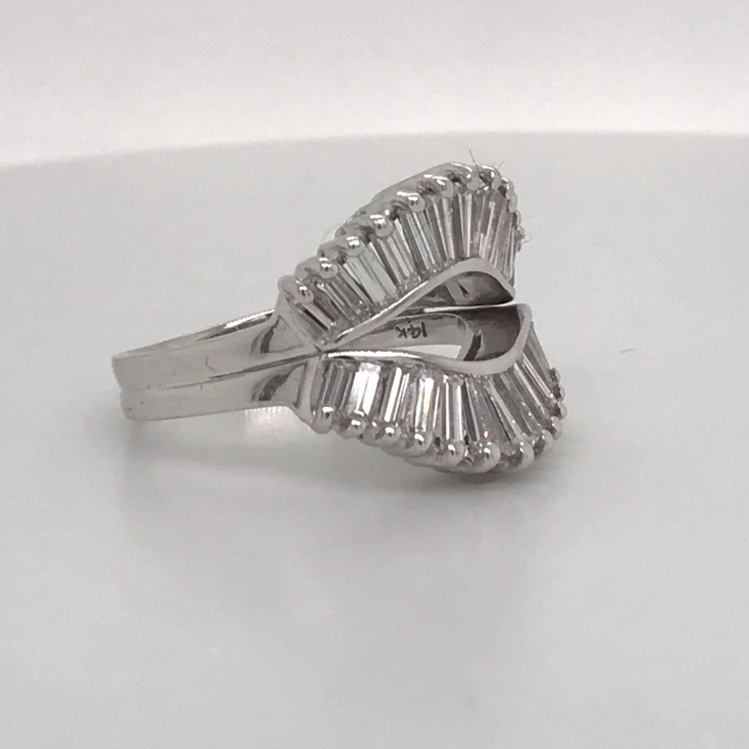 Bague ajourée en or blanc 14 carats avec diamants baguettes de 2 carats Pour femmes en vente