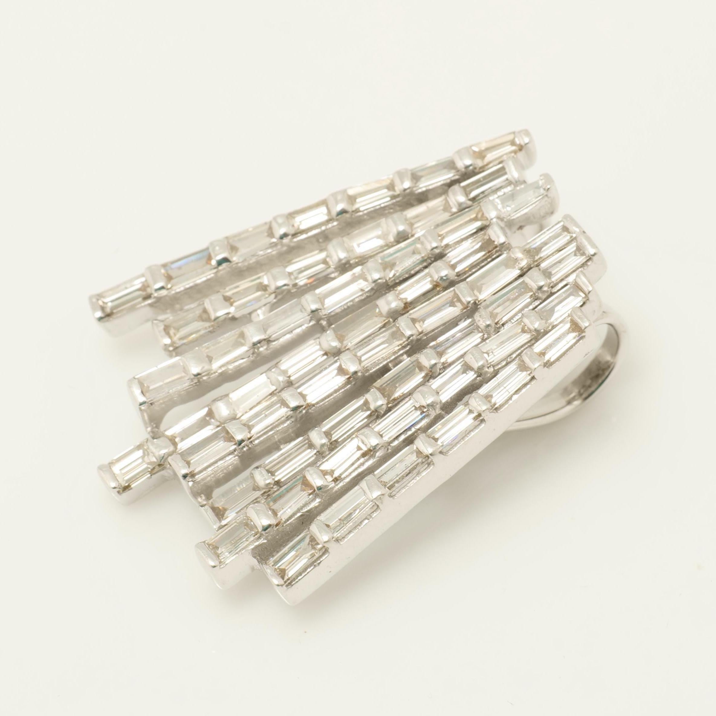 Taille baguette Pendentif en or massif 14k avec diamant baguette (certifié) en vente