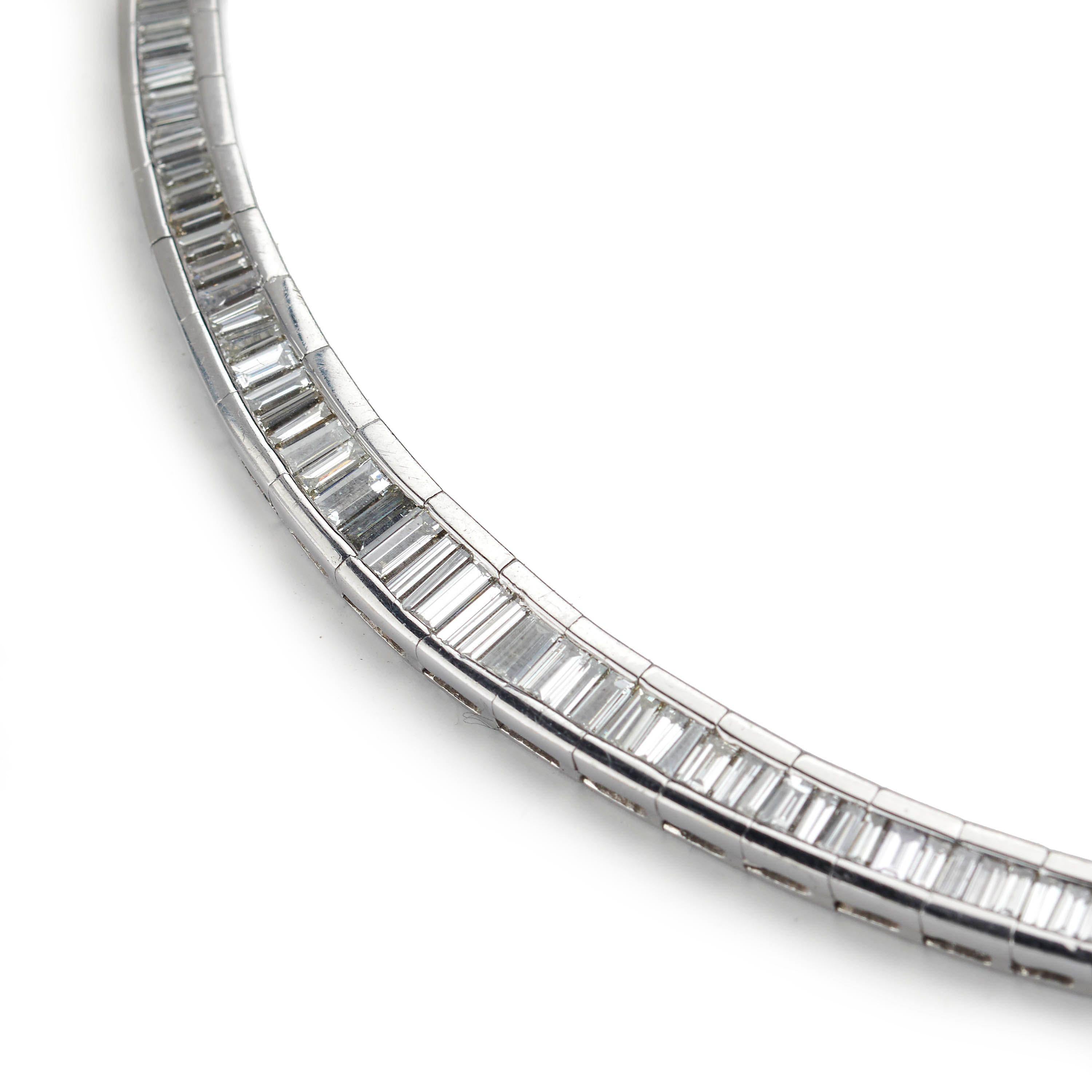 Eine Diamantkette mit Diamanten im Baguetteschliff, mit einem geschätzten Gesamtgewicht von 20,00ct, abgestuft, nach hinten verj�üngt, in Platin gefasst. Die Länge beträgt etwa 42,5 cm.