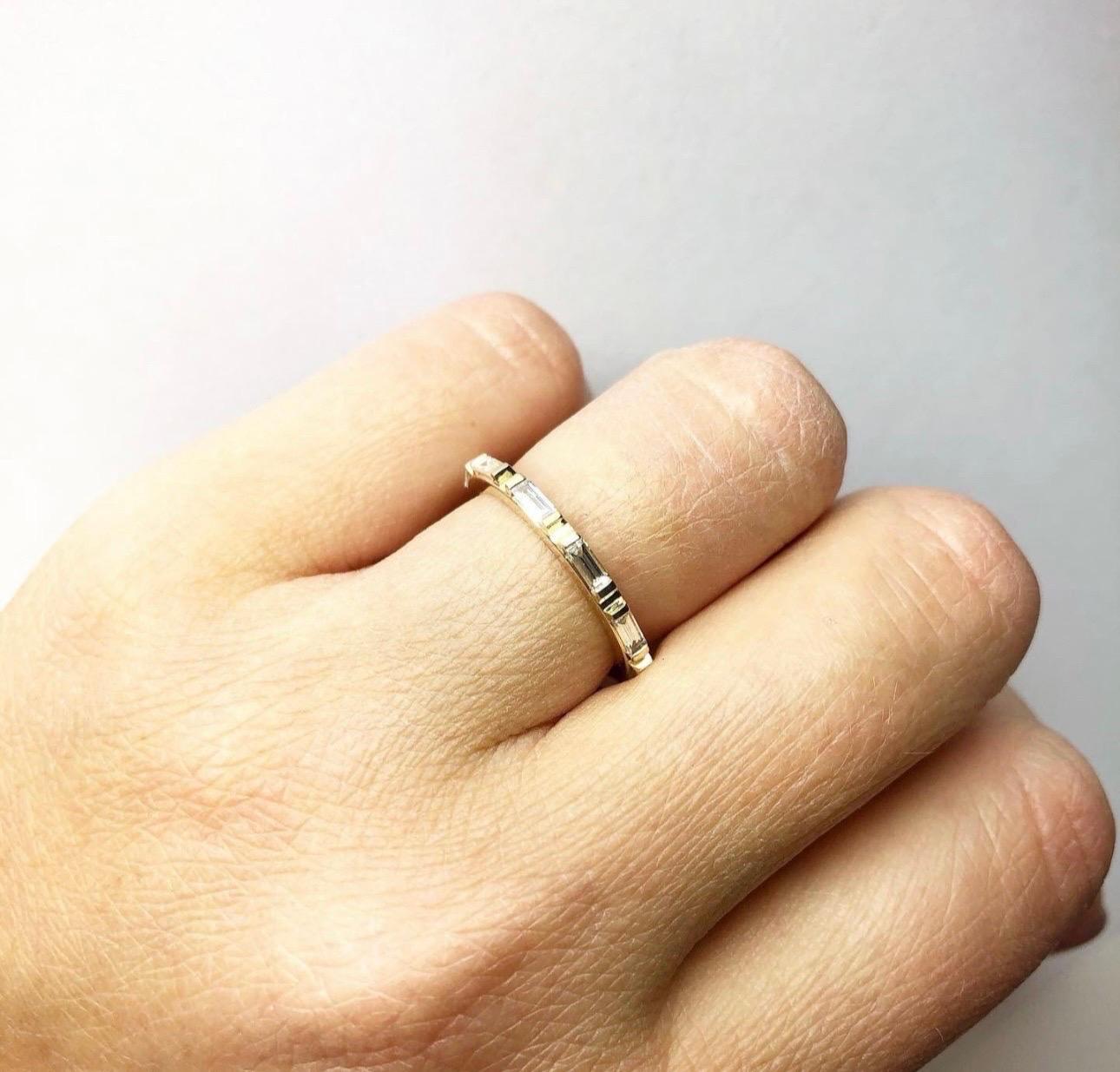Stupendo anello con diamante a baguette in oro giallo 18KT, ben lavorato con diamanti di purezza VS e colore E-F per un totale di 0,60ct, l'anello ha un'atmosfera moderna con un tocco di Art Deco.

Il certificato viene fornito con l'acquisto!
CHI