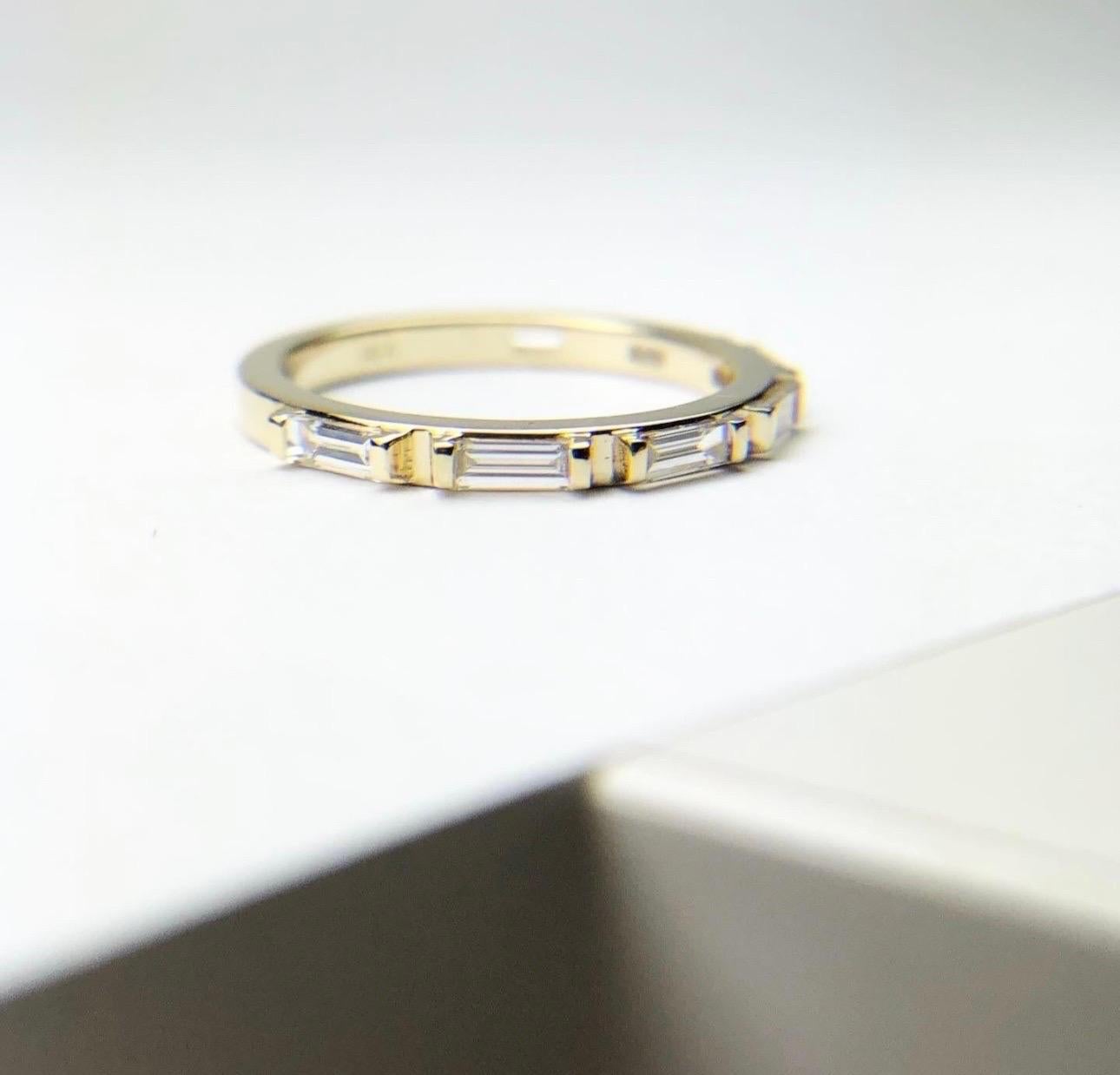 Anello con diamante a baguette in oro 18KT 0,60ct, fede nuziale art deco In condizioni Nuovo in vendita a Boca Raton, FL