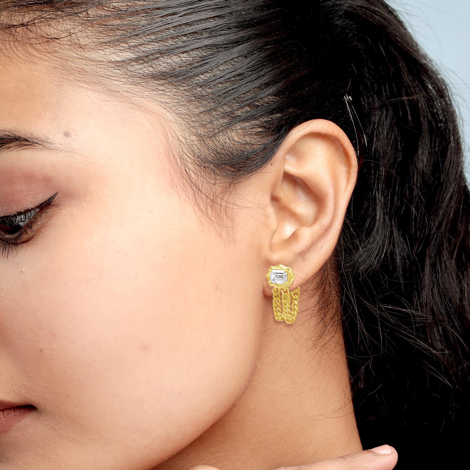 Une paire de boucles d'oreilles modernes et raffinées avec des diamants taille baguette pour un éclat linéaire et élégant. Fabriquées en or jaune 14k, ces boucles d'oreilles offrent un style minimal mais saisissant qui passe sans effort du jour à la