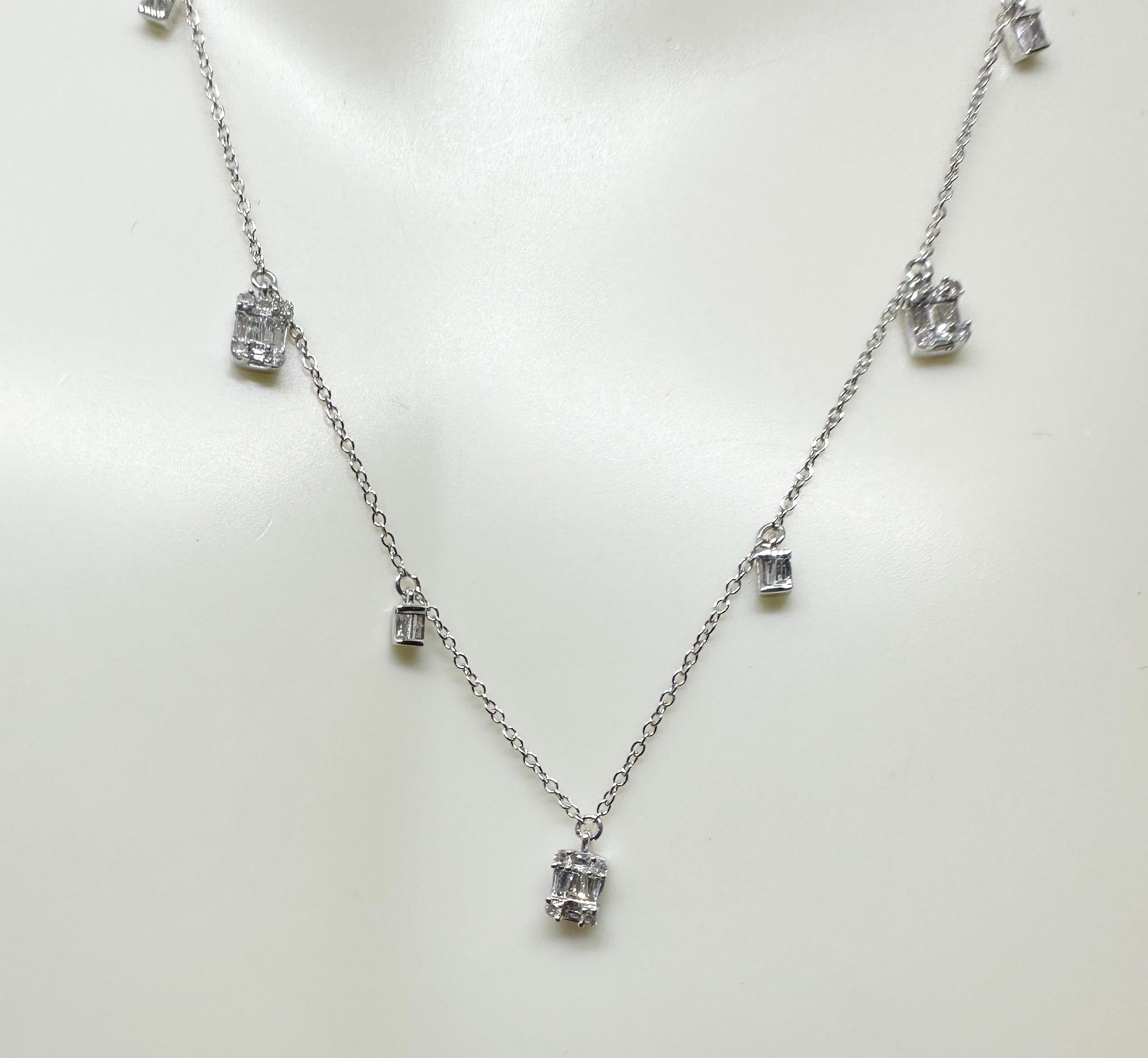 Estamos encantados de tener este emblemático Collar Estación de Diamantes antiguos de 16 pulgadas con preciosos Diamantes Baguette en Oro Blanco de 14 Kilates en un diseño Diamonds By The Yard. 
El collar incluye 9 gotas colgantes engastadas cada