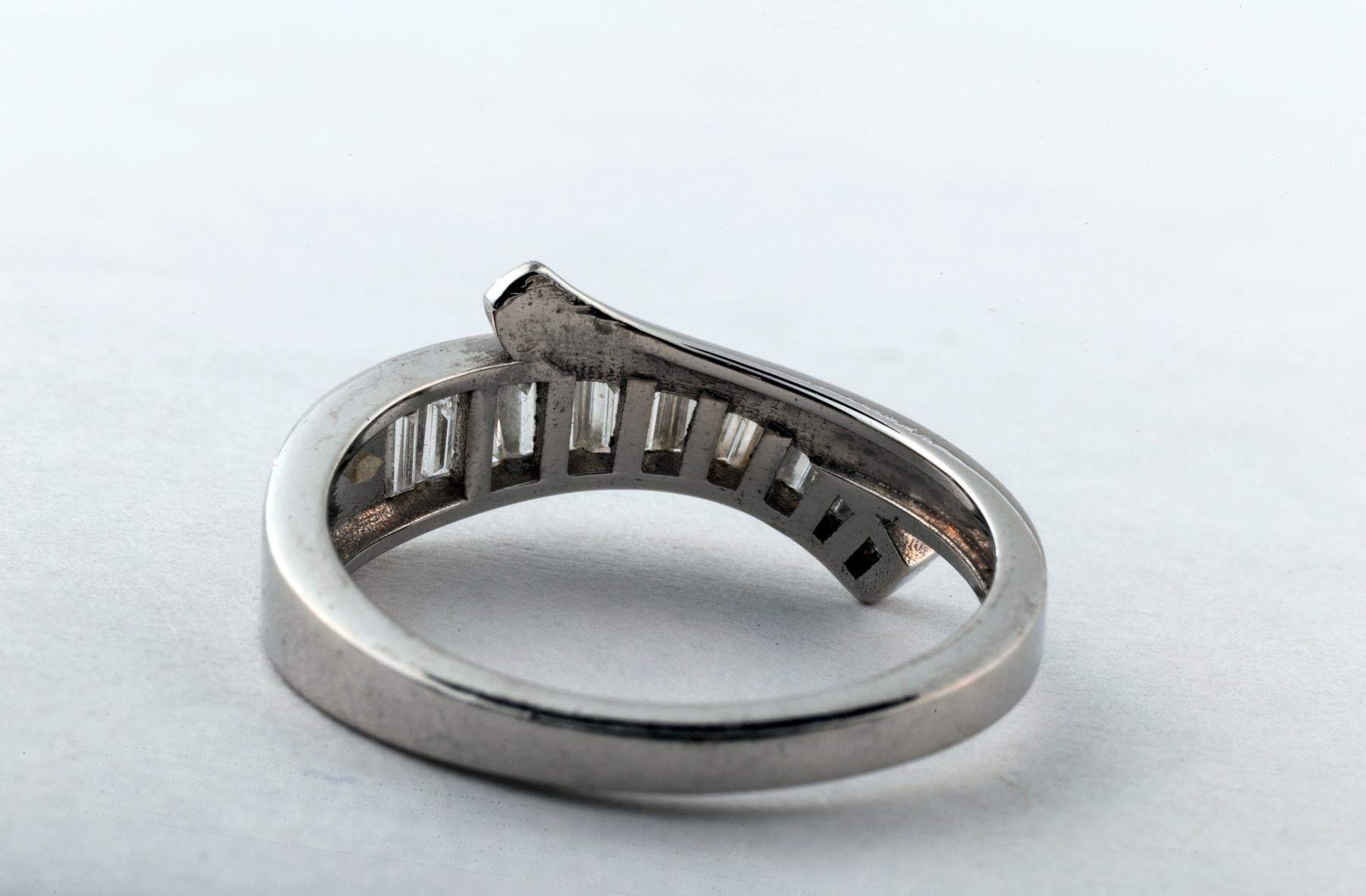 Ring mit Baguette-Diamant und Wirbel 14Kt Gold (Moderne) im Angebot