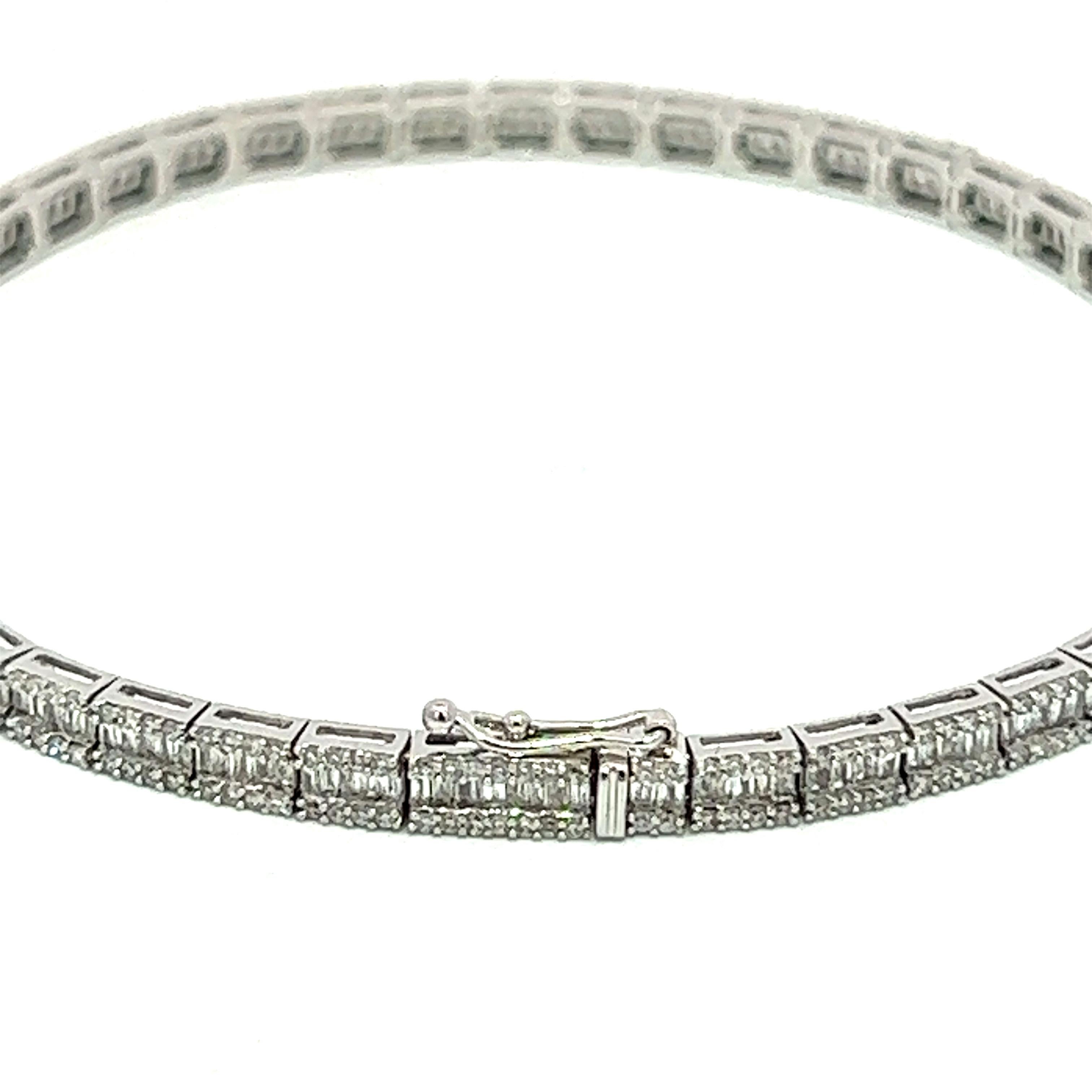 Baguette Diamond Tennis Bracelet In New Condition For Sale In New York, NY