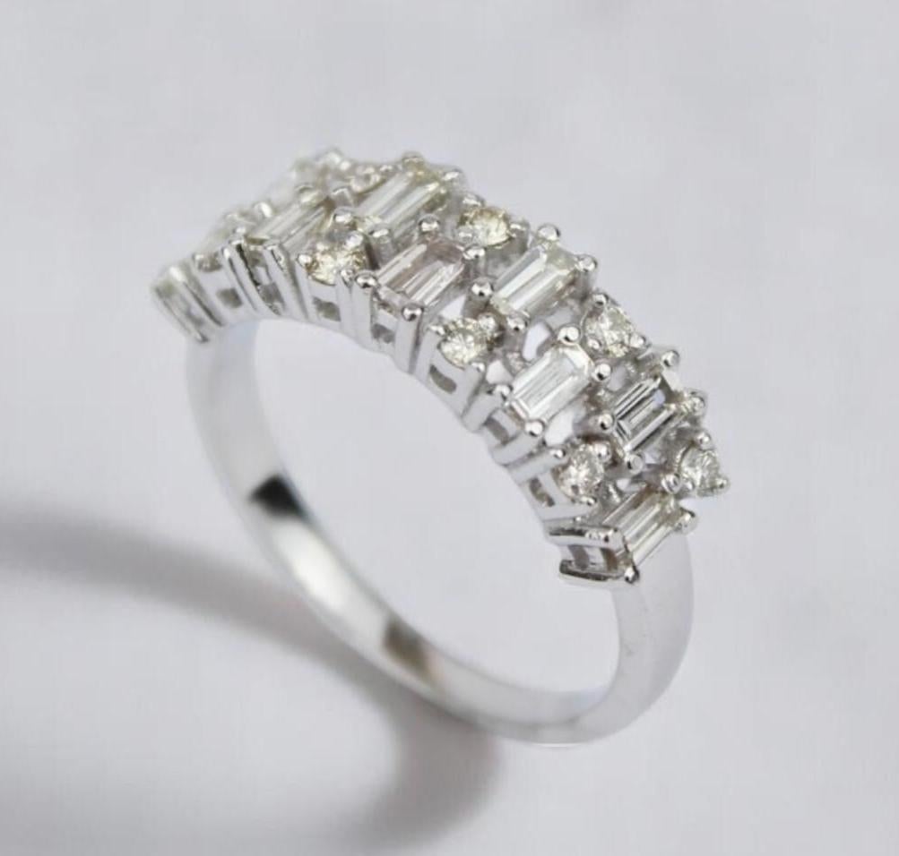 Alliance d'éternité en or massif 14 carats avec diamants baguettes (certifié) Neuf - En vente à New Delhi, DL