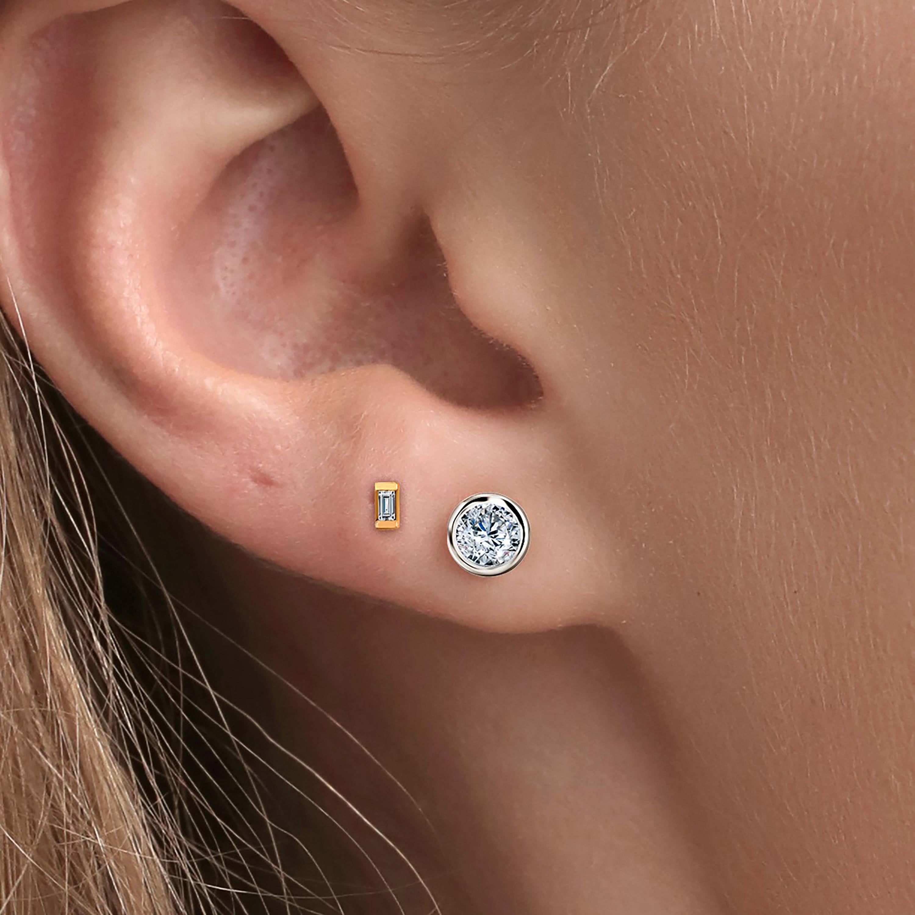 Mini-Ohrstecker mit Baguette-Diamant 0,20 Karat 14 Karat Gelbgold 0,15 Zoll (Modernistisch)