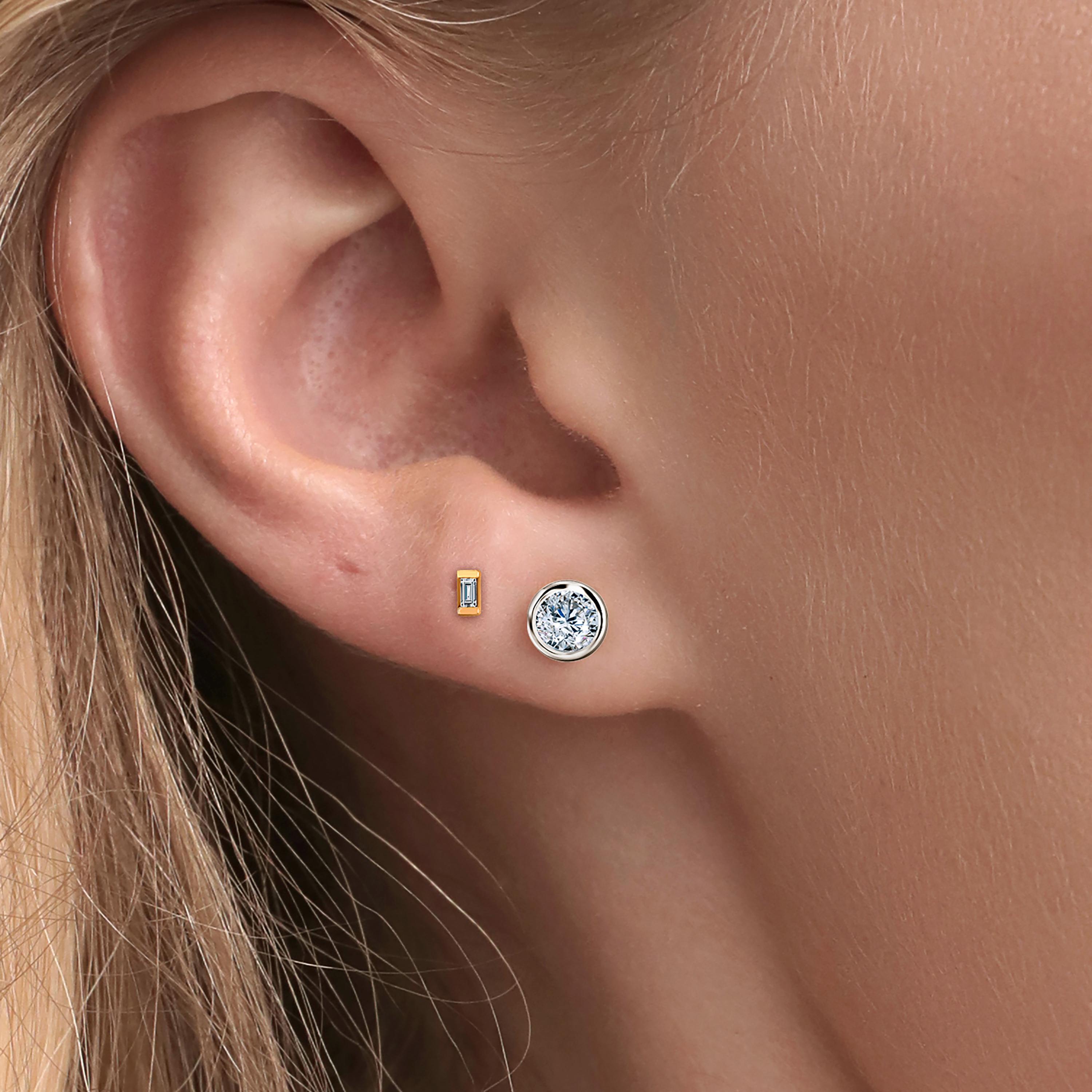 Mini-Ohrstecker mit Baguette-Diamant 0,20 Karat 14 Karat Gelbgold 0,15 Zoll im Zustand „Neu“ in New York, NY
