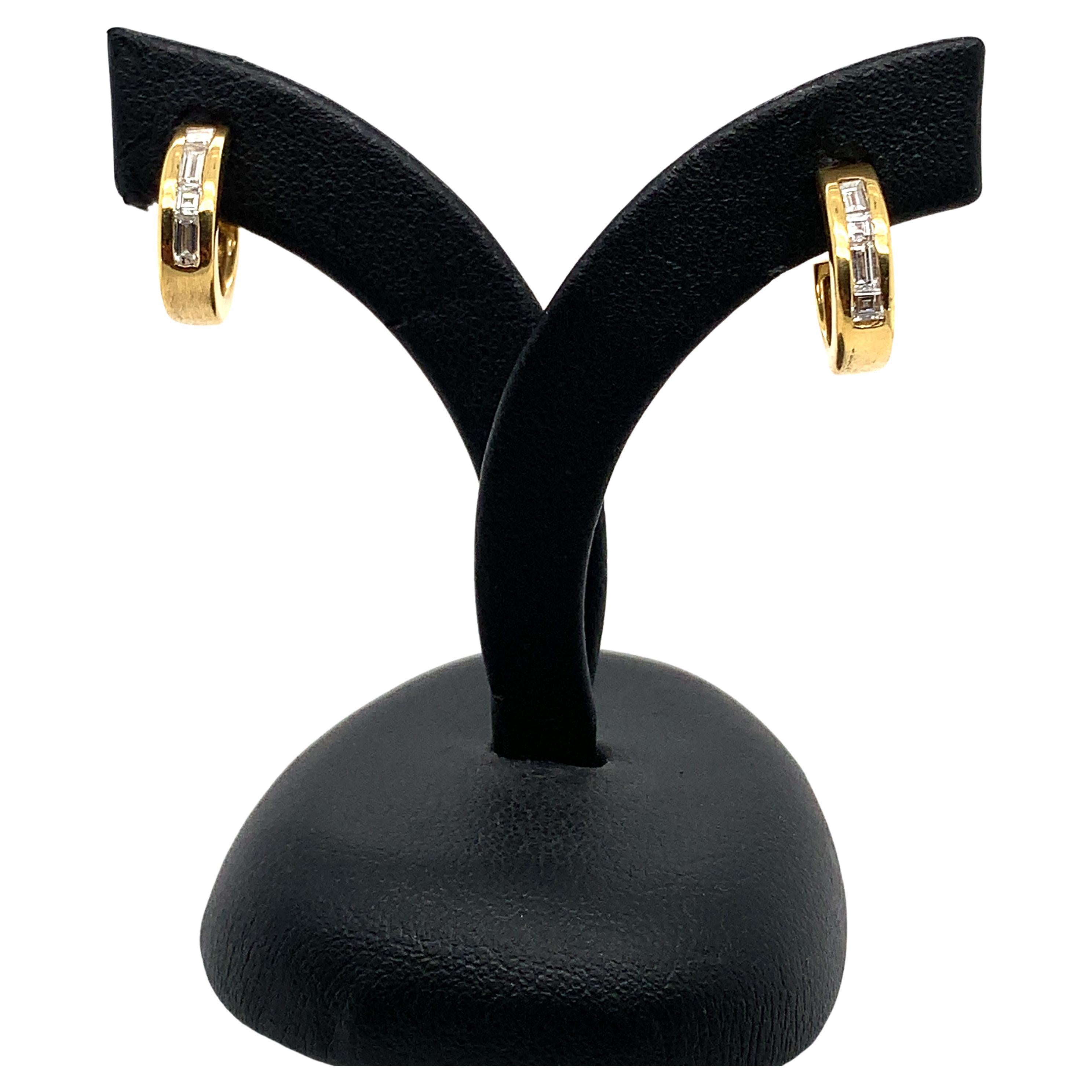 Baguette-Diamanten Halbmond-Reifen-Ohrringe aus 18k Gelbgold
Mit einem Durchmesser von ca. 12 mm und einer Breite von 3,5 mm
Diamanten Baguetteschliff Gesamtgewicht ca. 0,70ct F VS1 
Gesicherter Schmetterlingsverschluss 
Begleitet von der Bewertung