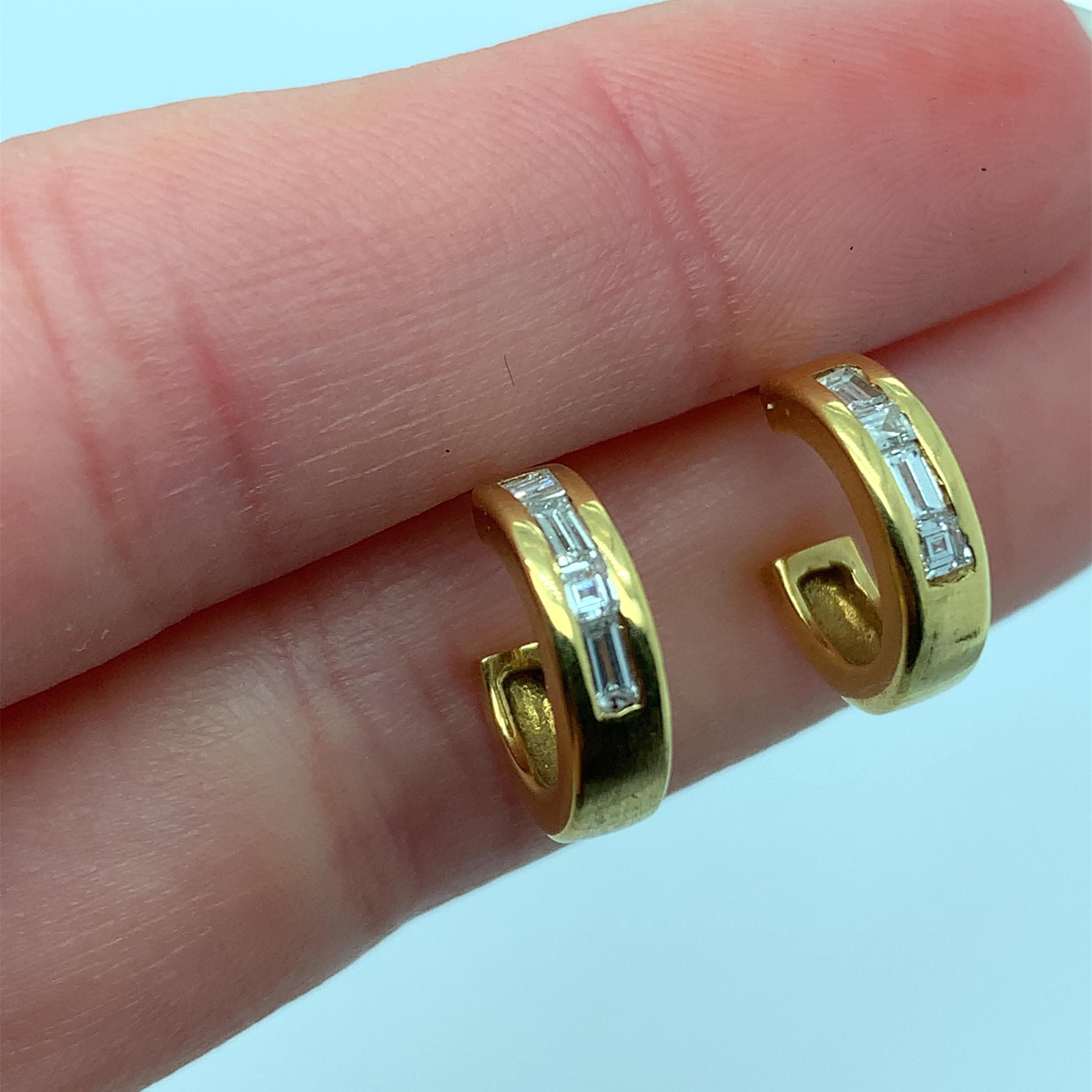 Baguette diamonds art deco half crescent hoop earrings 18k yellow gold In New Condition For Sale In London, GB