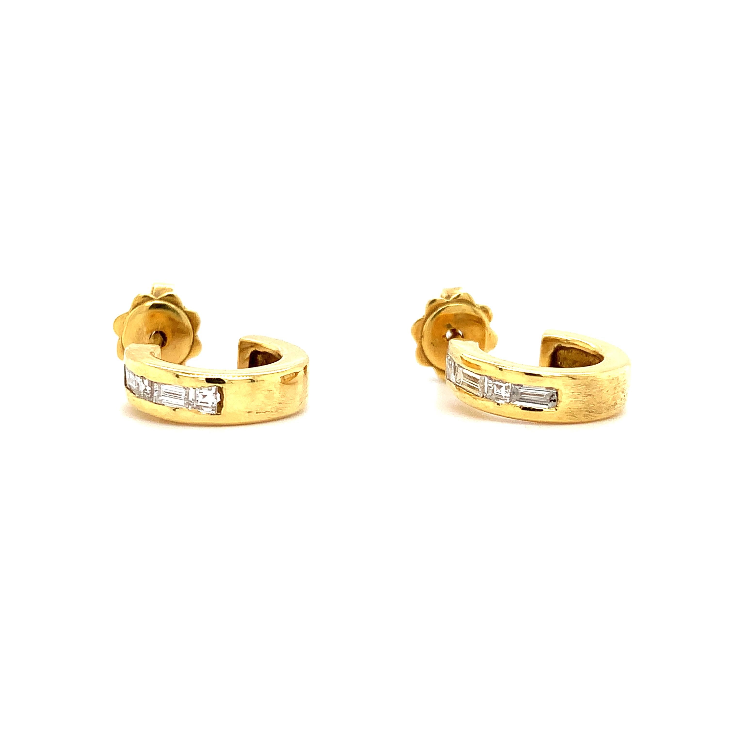 Baguette diamonds art deco half crescent hoop earrings 18k yellow gold For Sale 2