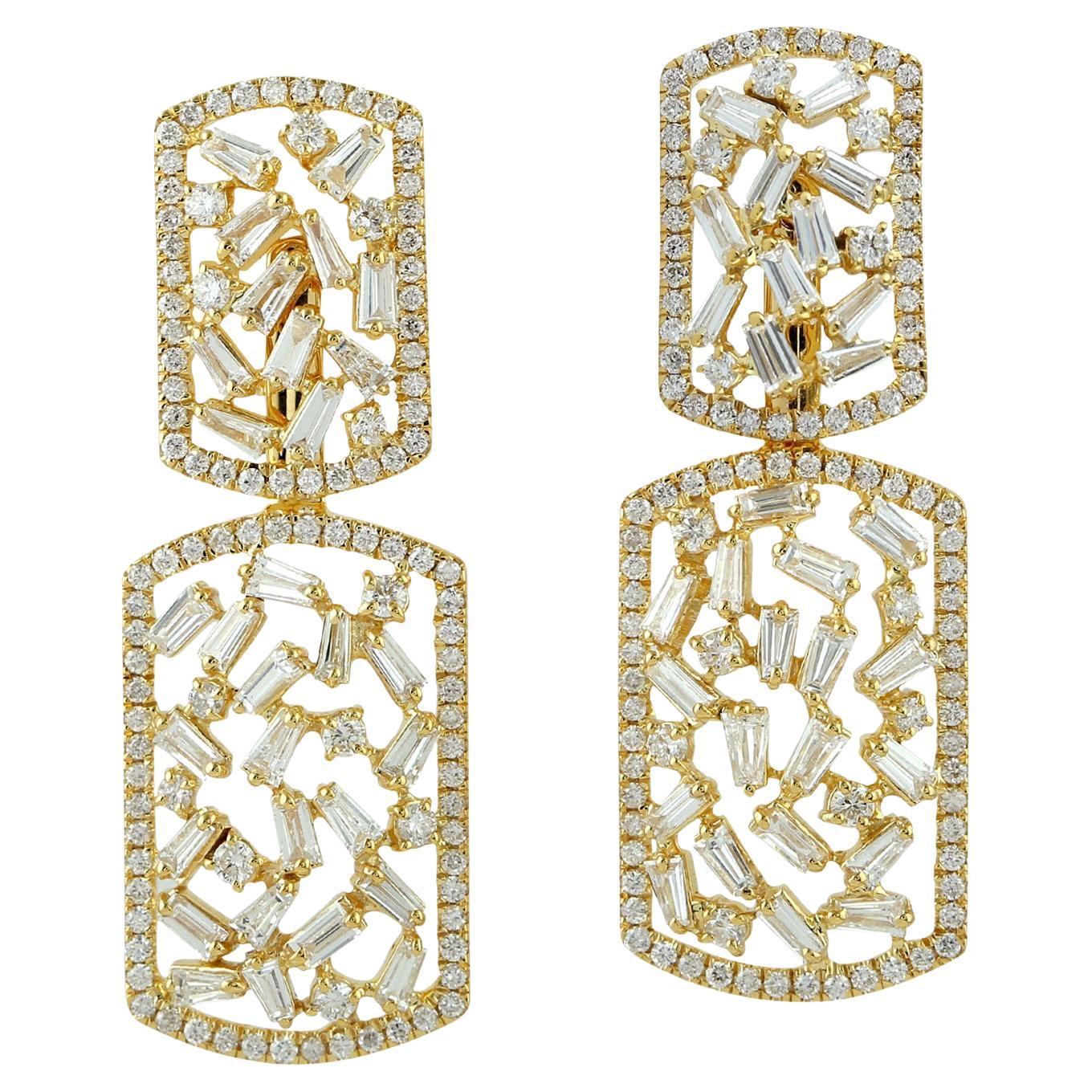 Baguette Diamonds Dangle Earrings Set In 18k yellow Gold For Sale