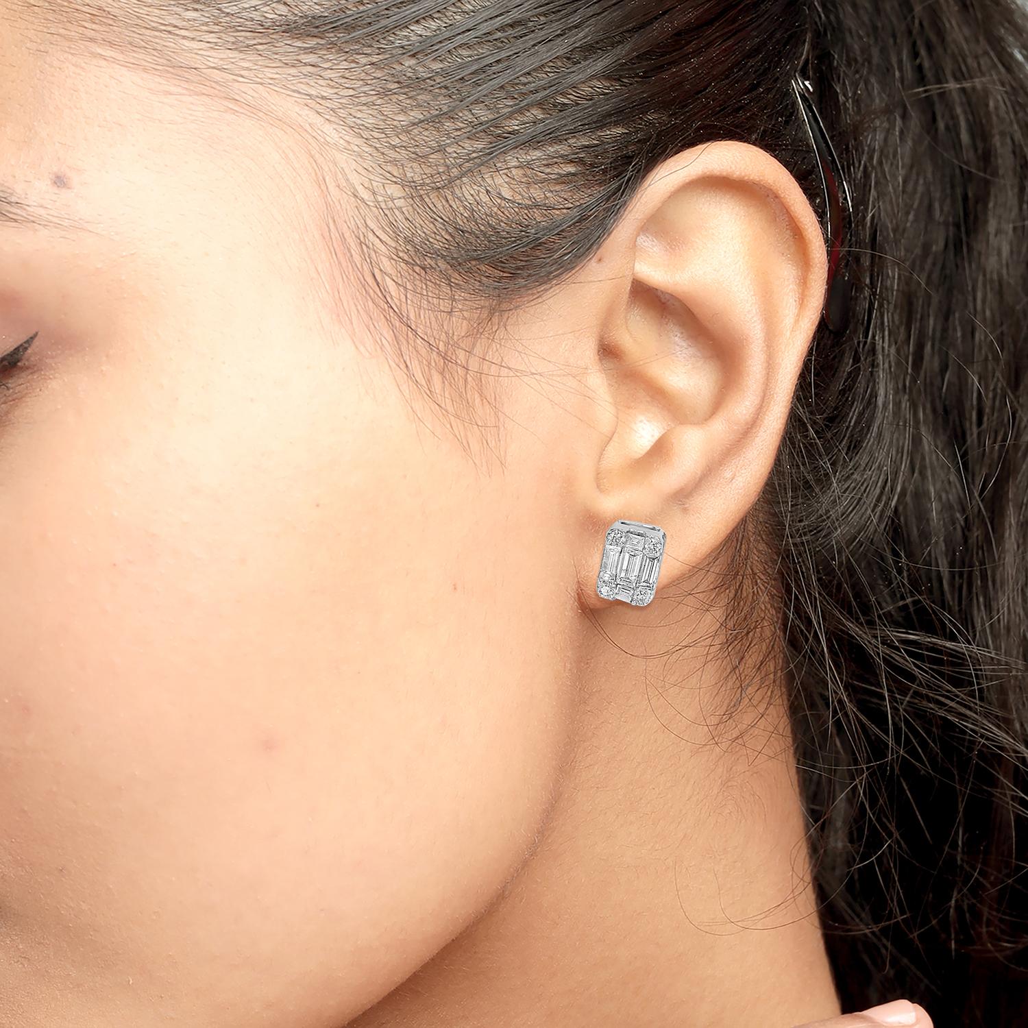 Diese minimalistischen Ohrstecker sind elegant und raffiniert und bestechen durch klare Diamanten im Baguetteschliff von insgesamt 0,58 Karat. Das aus edlem 18-karätigem Weißgold gefertigte Design bietet ein modernes, dezentes Funkeln - perfekt für