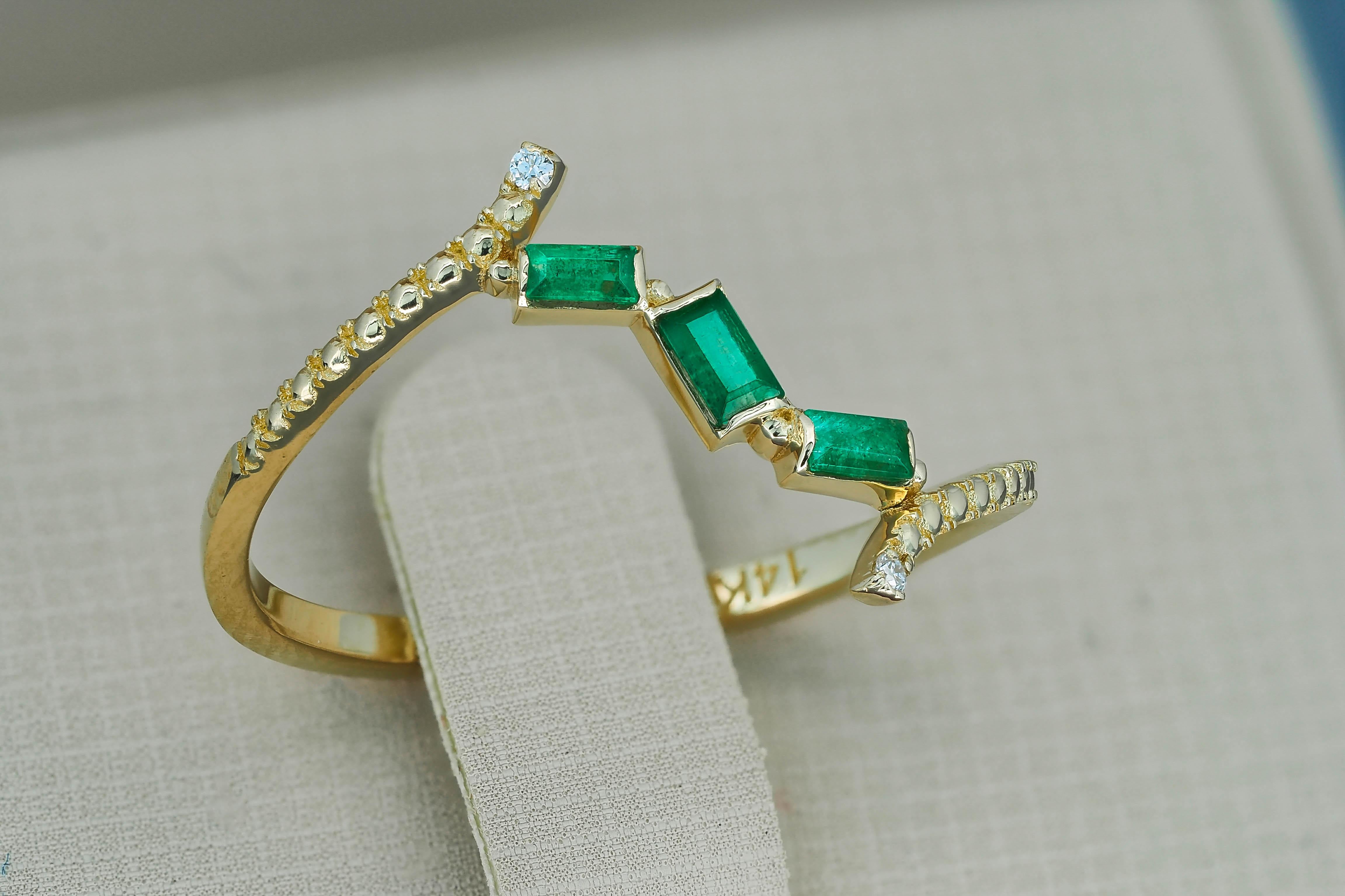 Modern Baguette emerald 14k gold ring.  For Sale