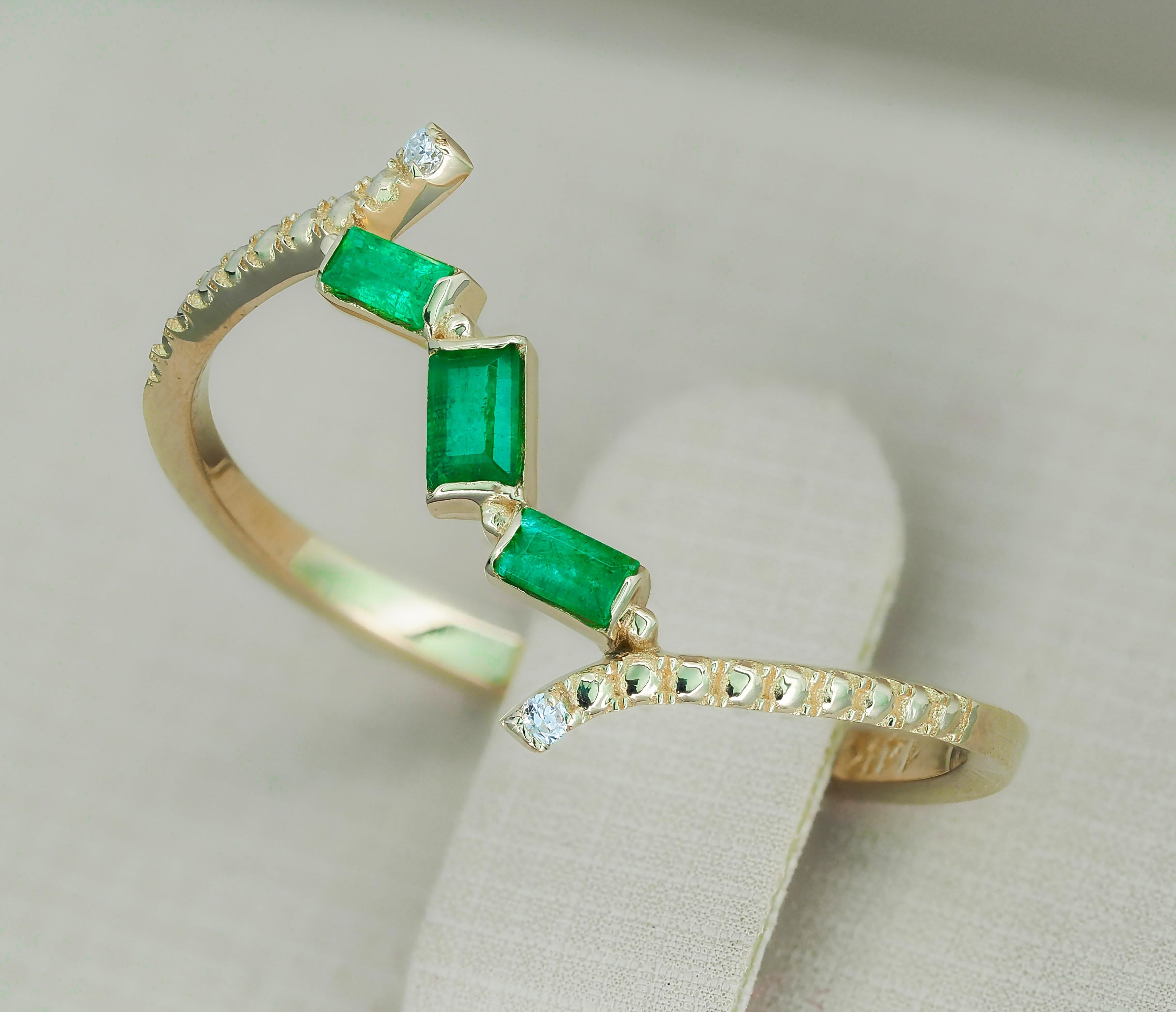 Baguette Cut Baguette emerald 14k gold ring.  For Sale