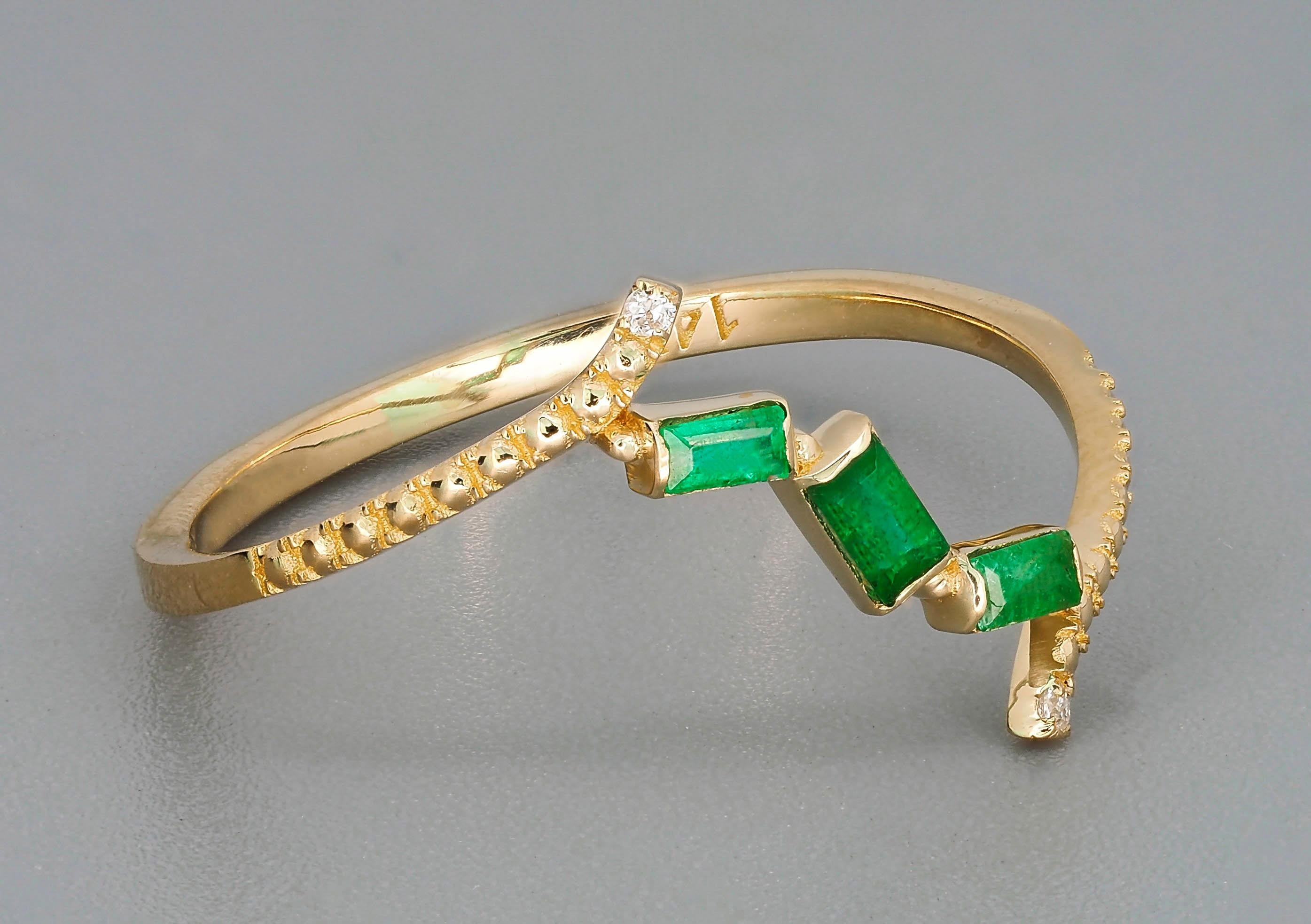 Women's Baguette emerald 14k gold ring.  For Sale