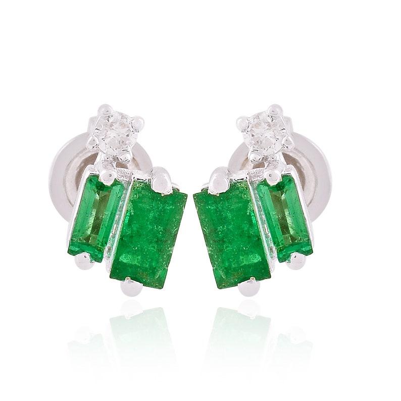 Coulées dans de l'or 14 carats, ces boucles d'oreilles sont serties à la main d'une émeraude de 0,64 carats et de diamants étincelants de 0,08 carats. 

Suivez la vitrine de MEGHNA JEWELS pour découvrir la dernière collection et les pièces
